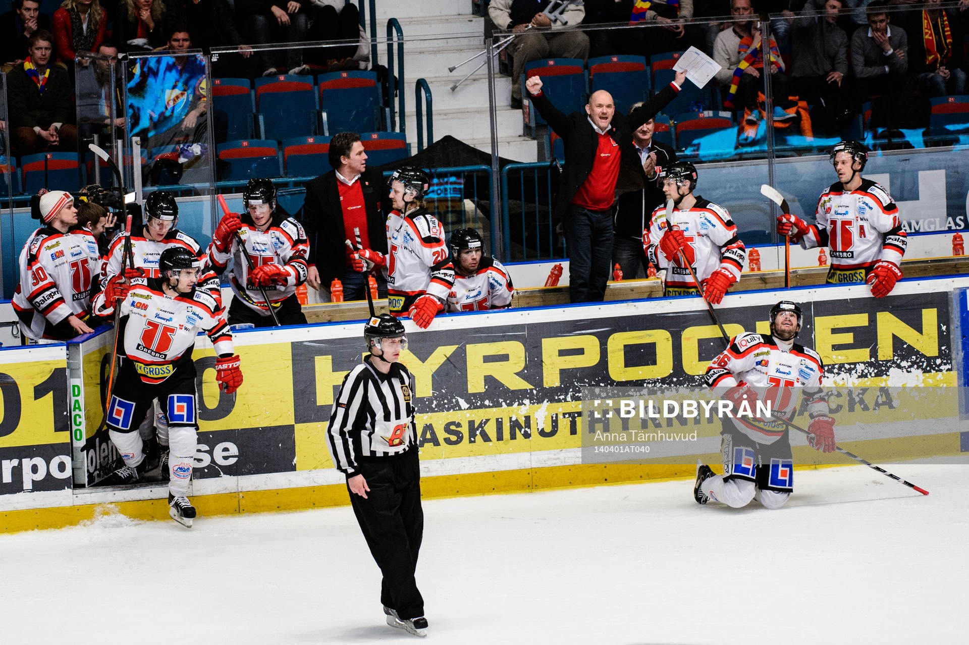 Örebros tränare Kenta Johansson och spelare jublar