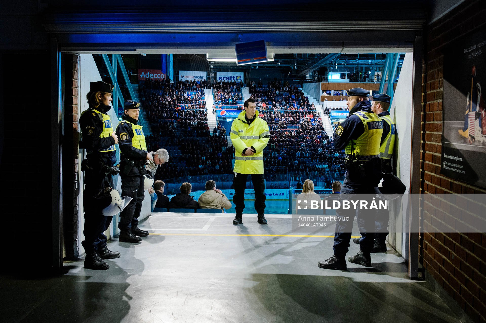 Det var flera poliser på plats