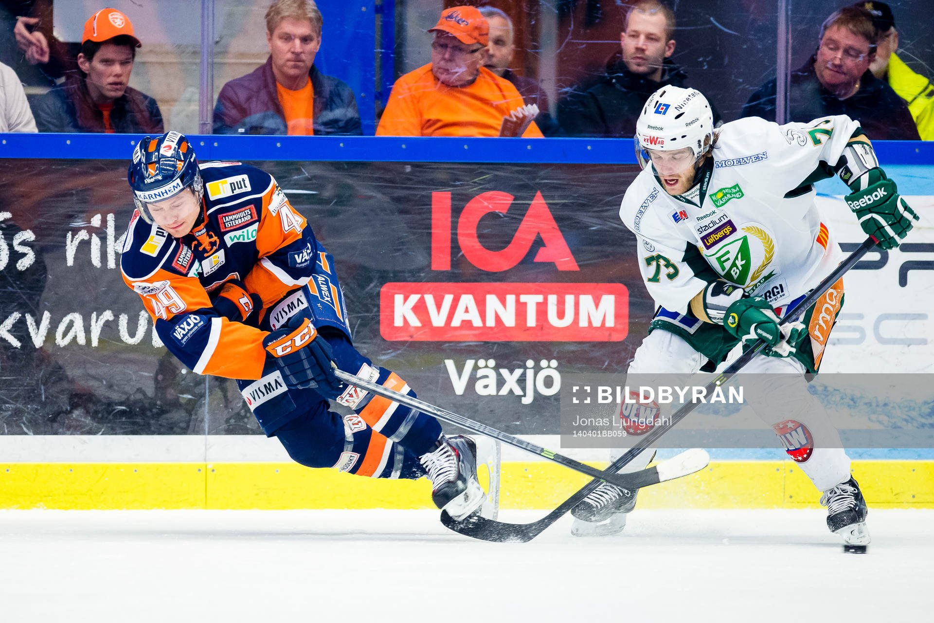 Växjös Rhett Rakhshani jagas av Färjestads Anton Grundel