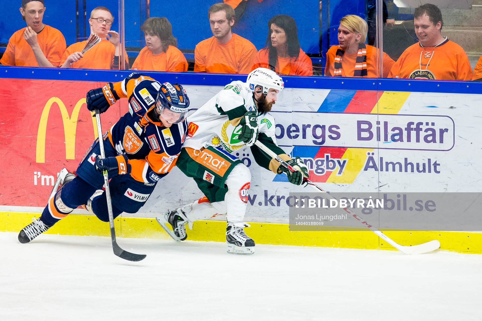 Växjös Alexander Johansson jagar Färjestads Jack Connolly