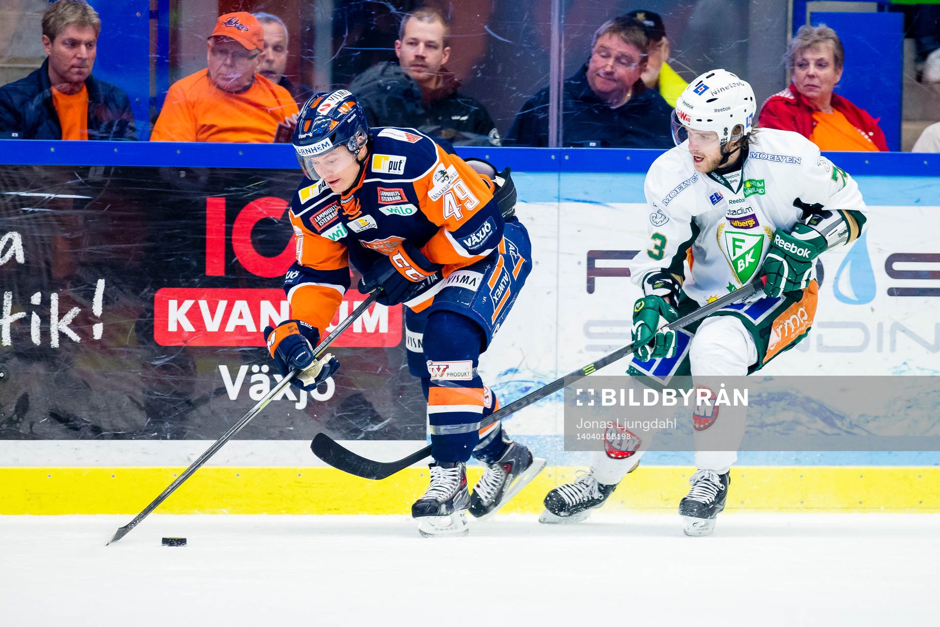 Växjös Rhett Rakhshani jagas av Färjestads Anton Grundel
