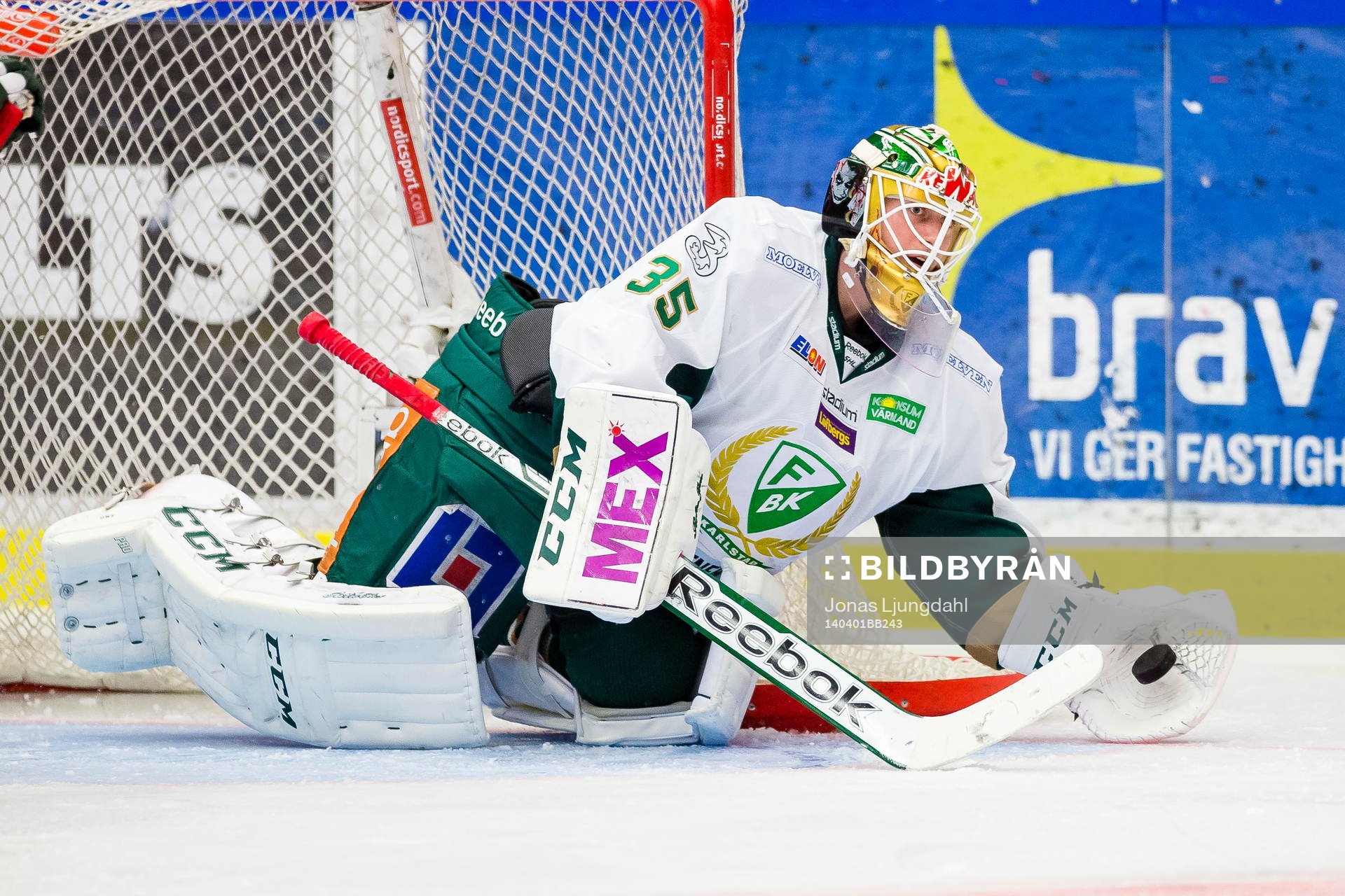 Färjestads målvakt Fredrik Pettersson-Wentzel plockar en