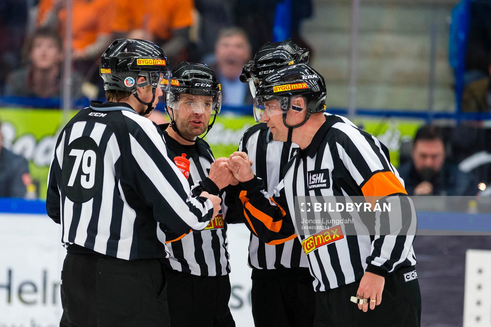 Domare Patrik Sjöberg och Sören Persson med Linjedomare