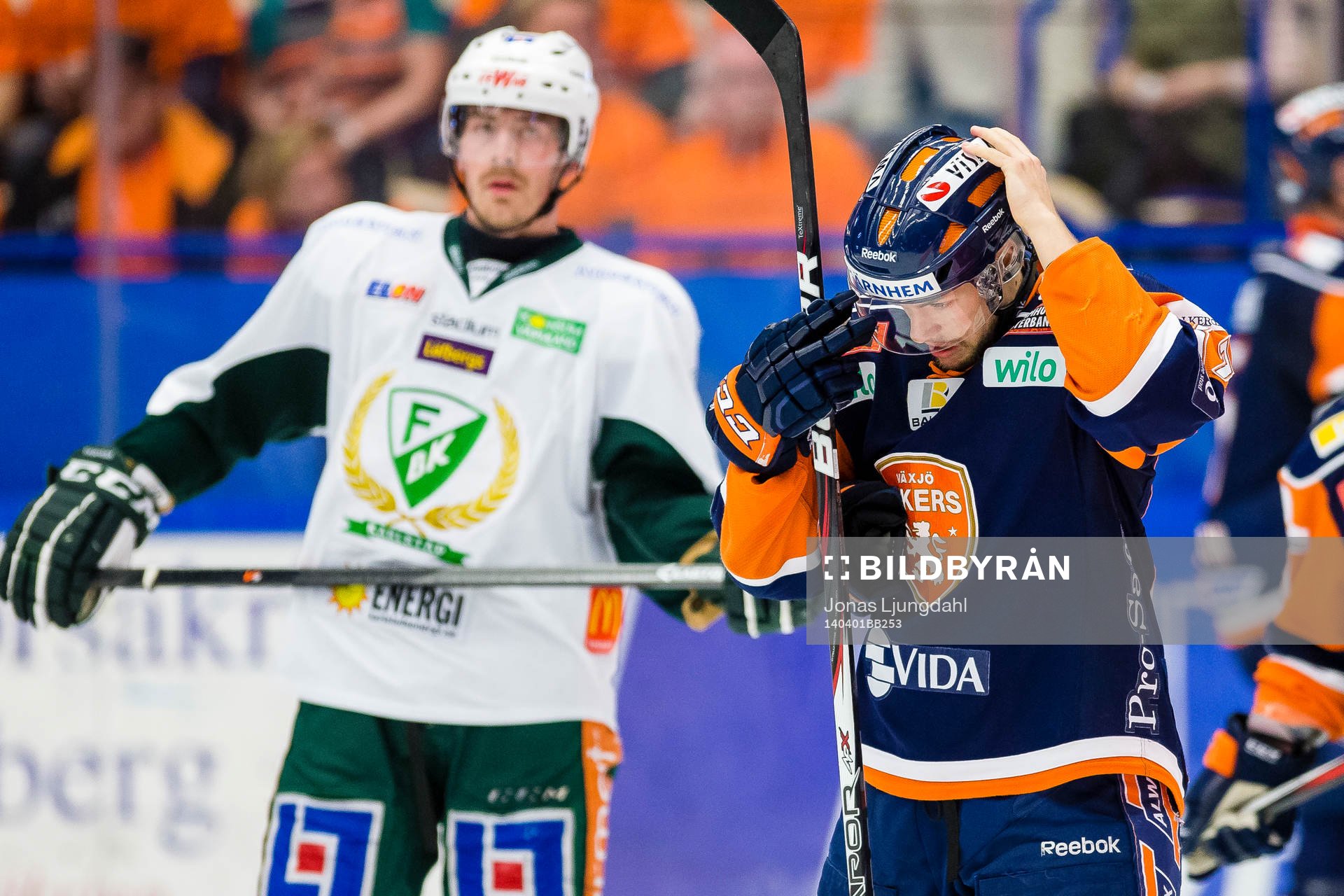Växjös Robert Rosén rättar till hjälmen