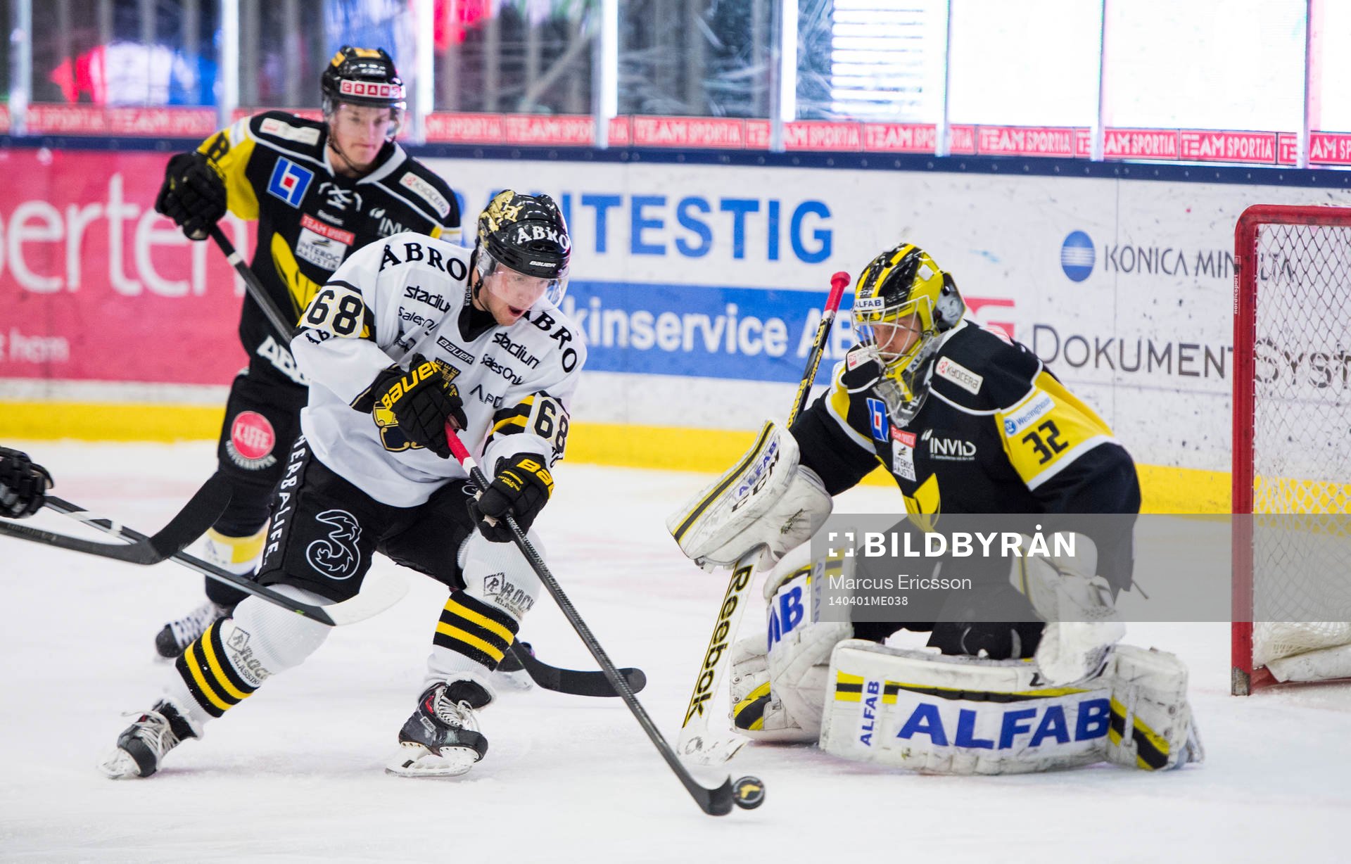 s Victor Ahlström utmanar Västerås målvakt Jonas