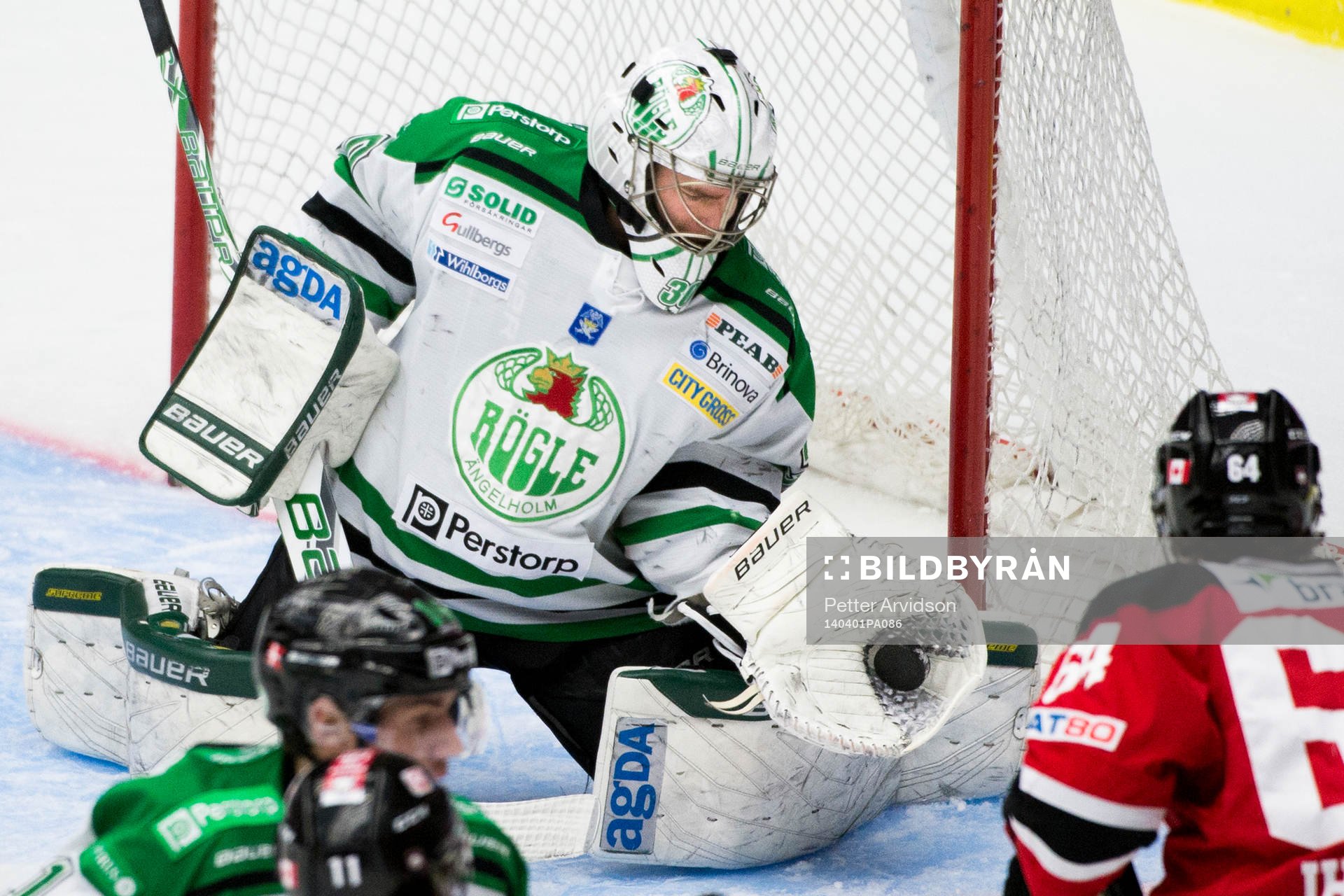 Rögles målvakt Kevin Lindskoug räddar