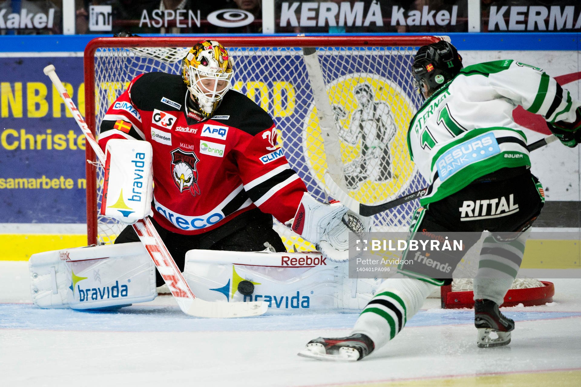 Malmö Redhawks målvakt Robin Rahm räddar ett friläge