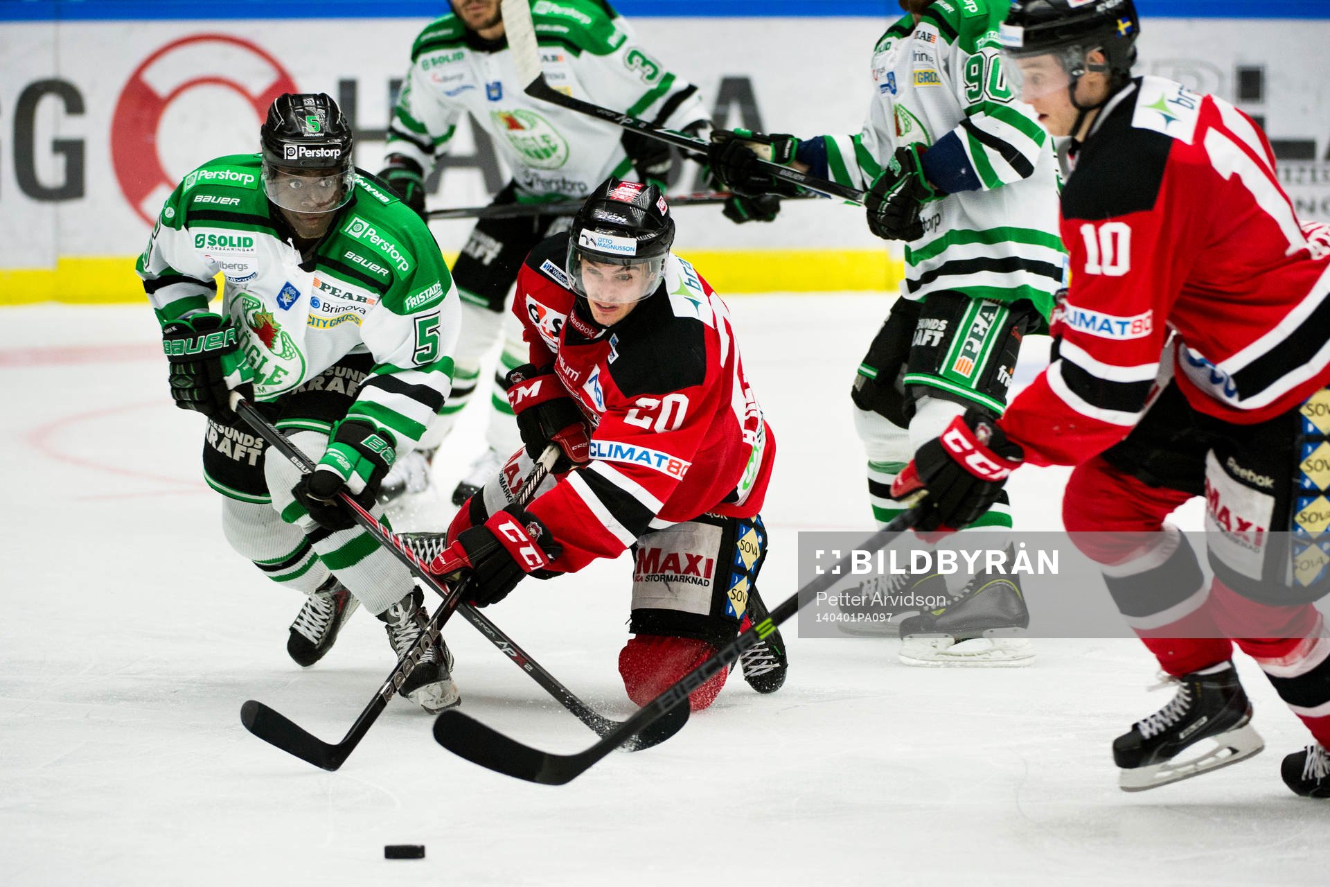 Malmö Redhawks Henrik Hetta kastar sig mot pucken framför