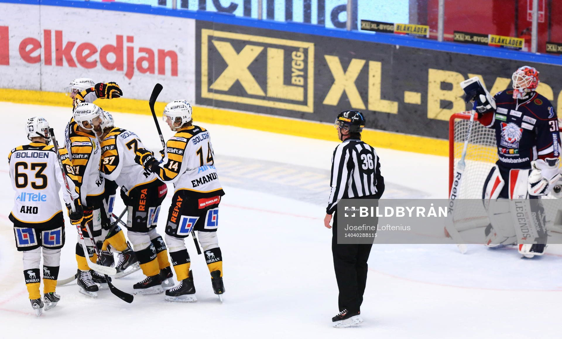 Skellefteås spelare jublar och Linköpings målvakt