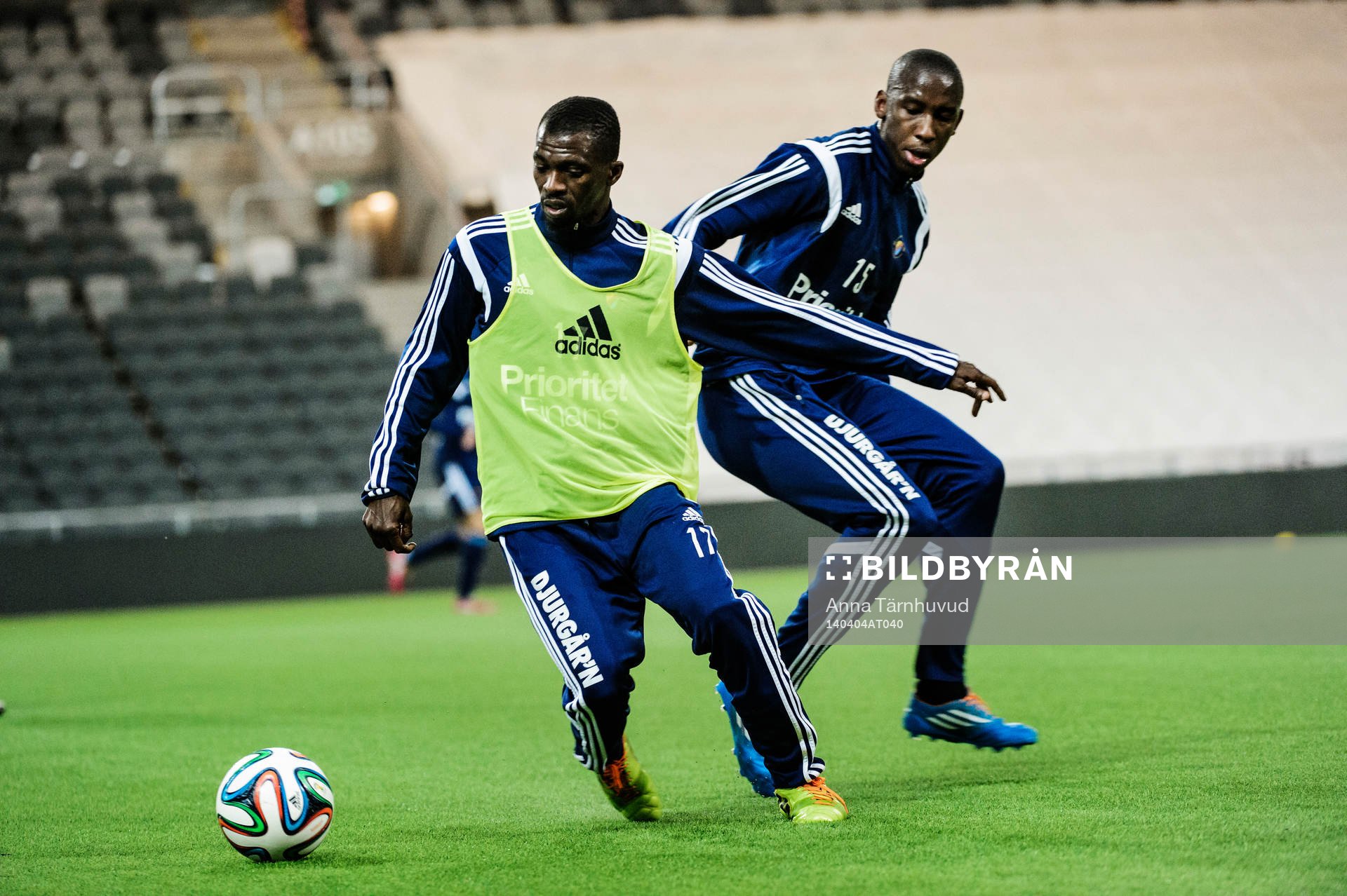 Yussif Chibsah och Mark Mayambela i närkamp