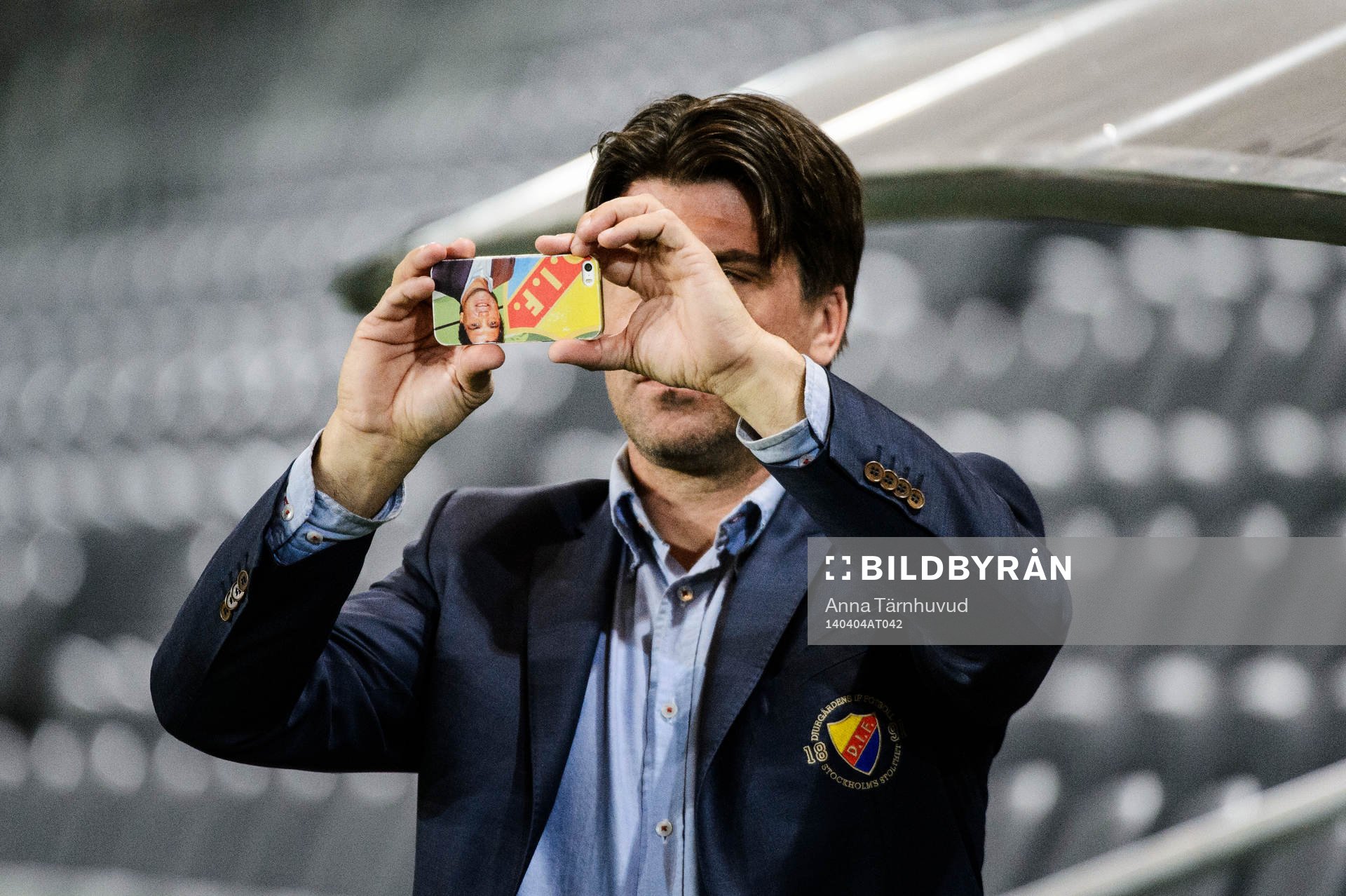 Djurgårdens sportchef Bosse Andersson tar en bild