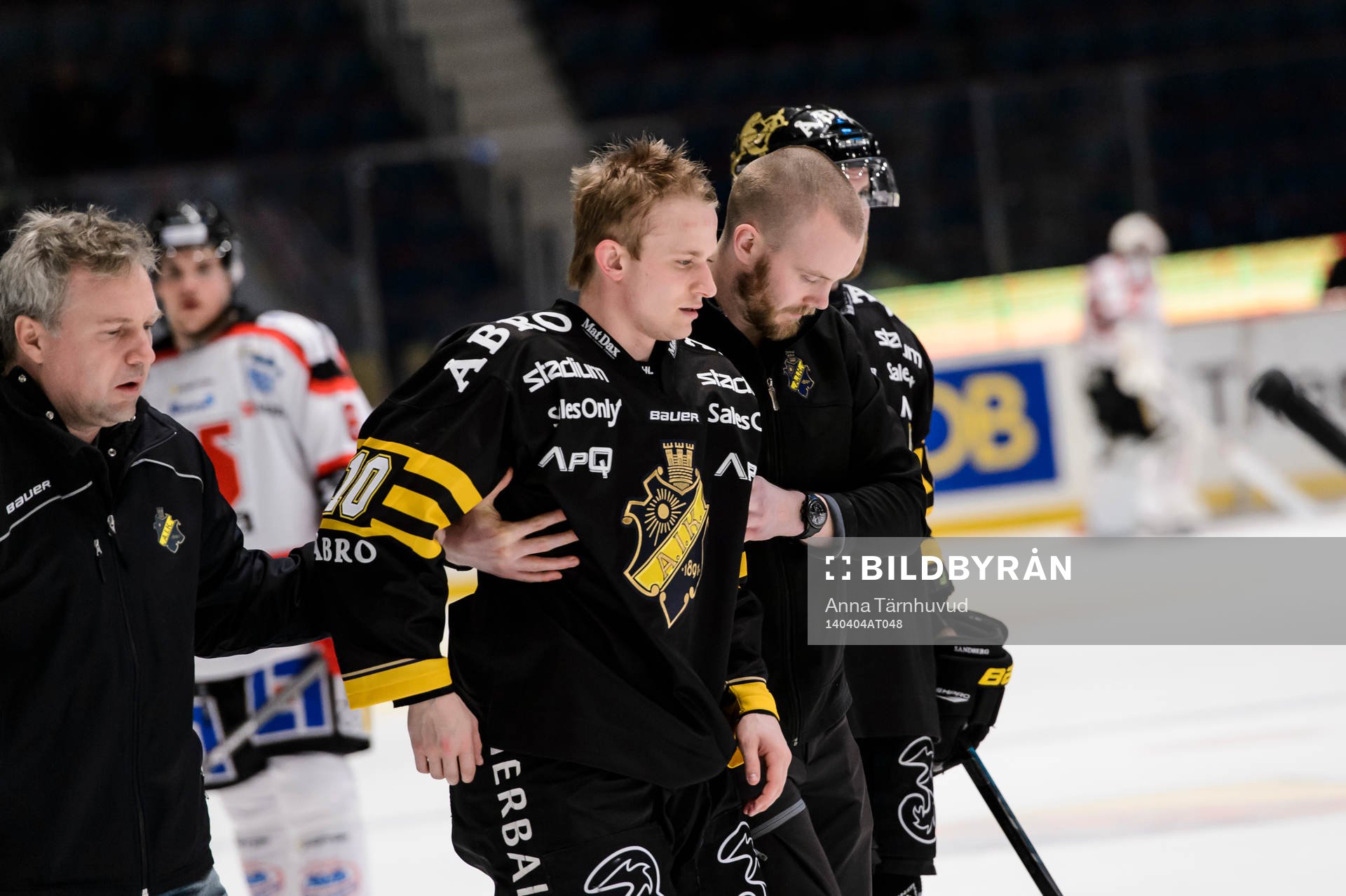 s Marcus Nilsson tas av planen