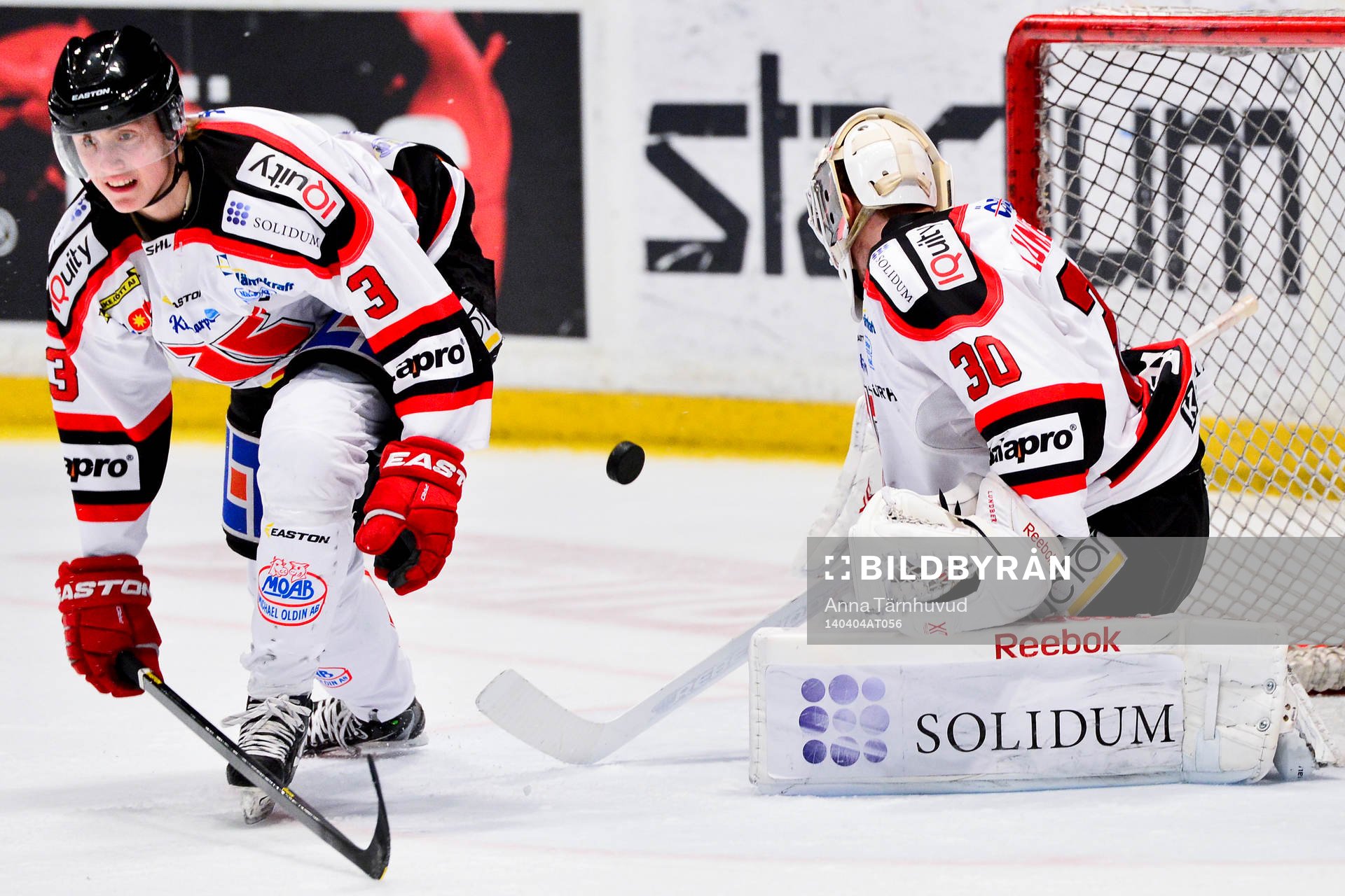 Örebros målvakt Henrik Lundberg räddar ett skott och