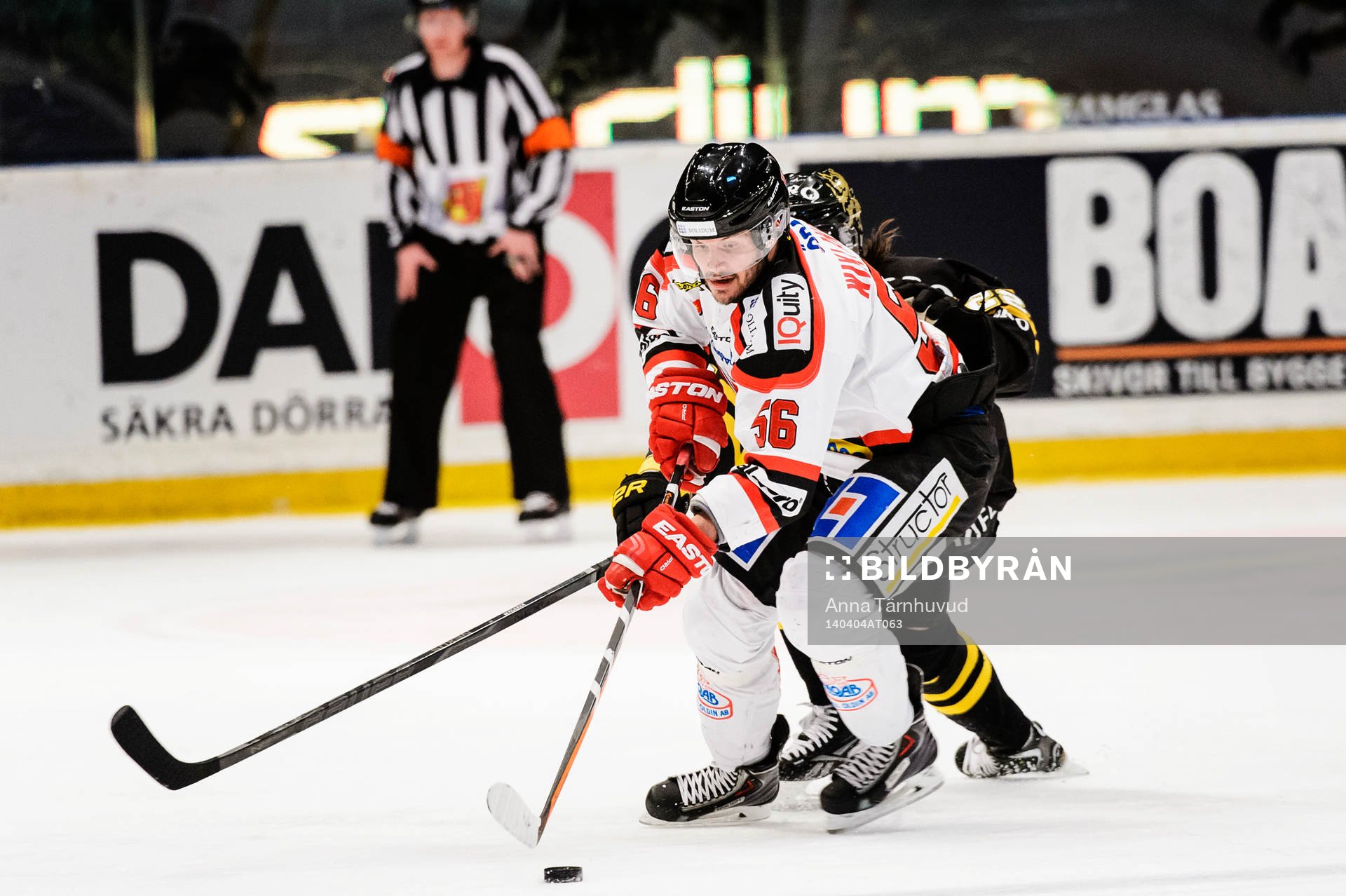 Örebros Johan Wiklander med pucken