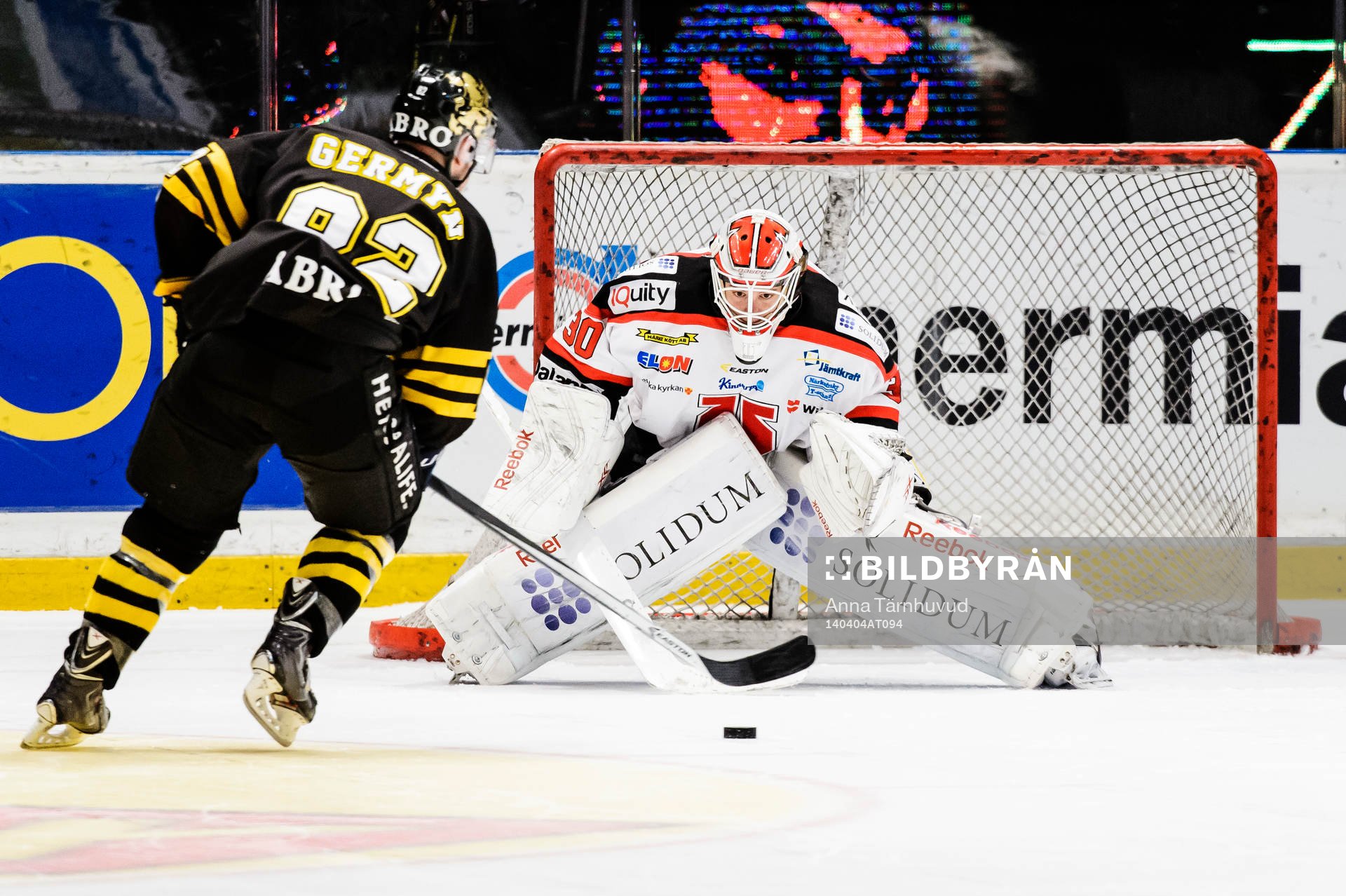 s Carsen Germyn lägger en straff mot Örebros målvakt