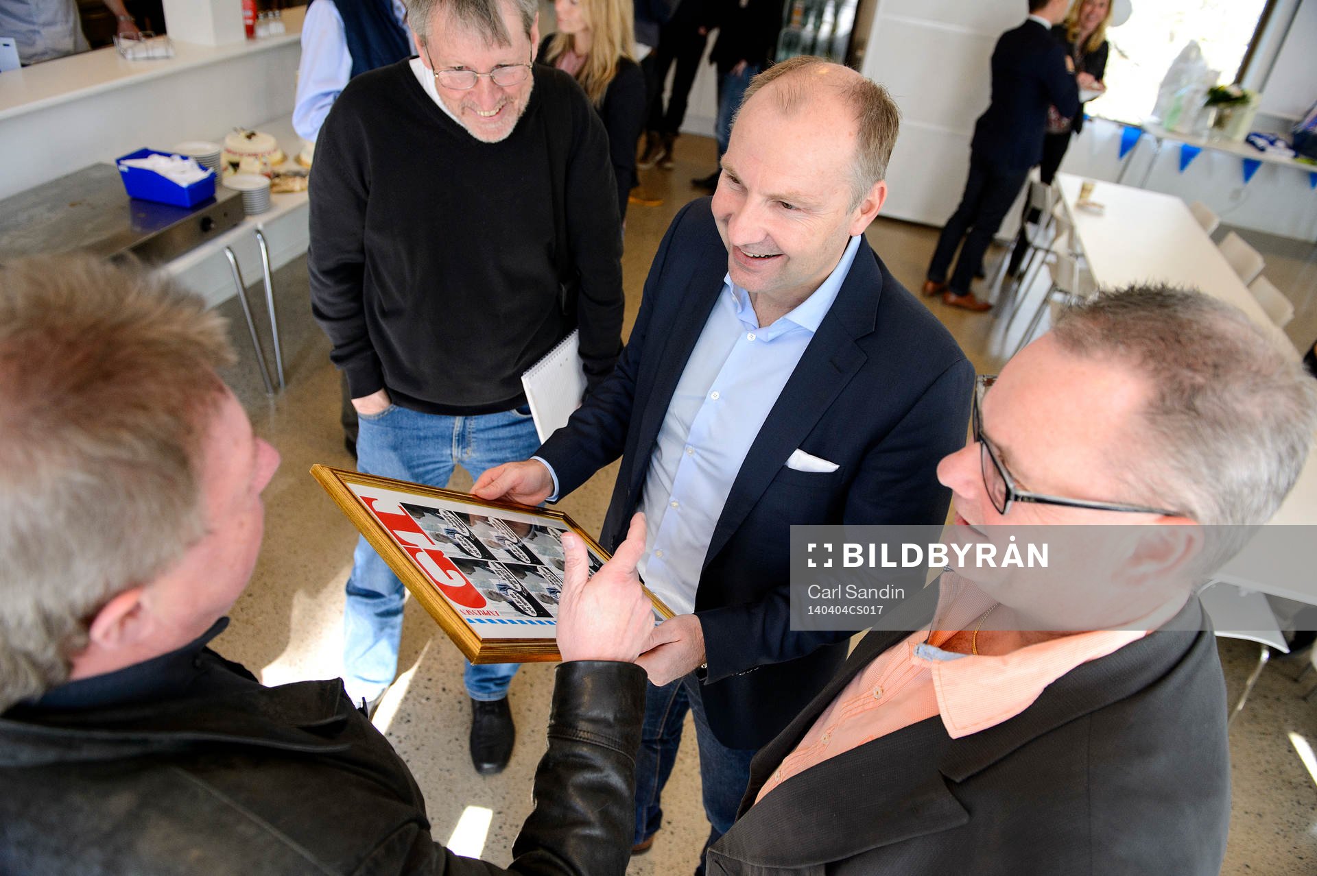 Håkan Mild får en tavla av GT
