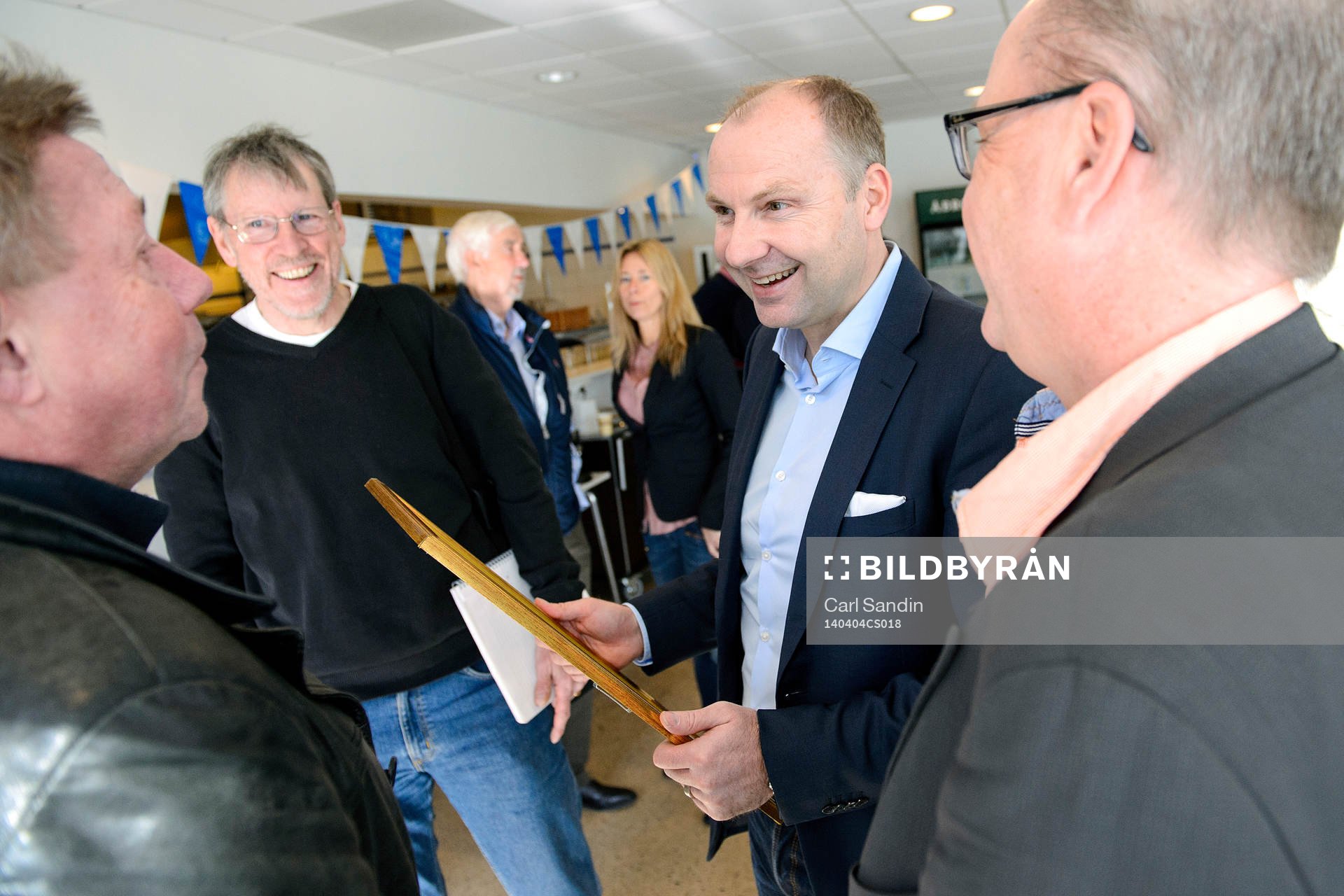 Håkan Mild får en tavla av GT