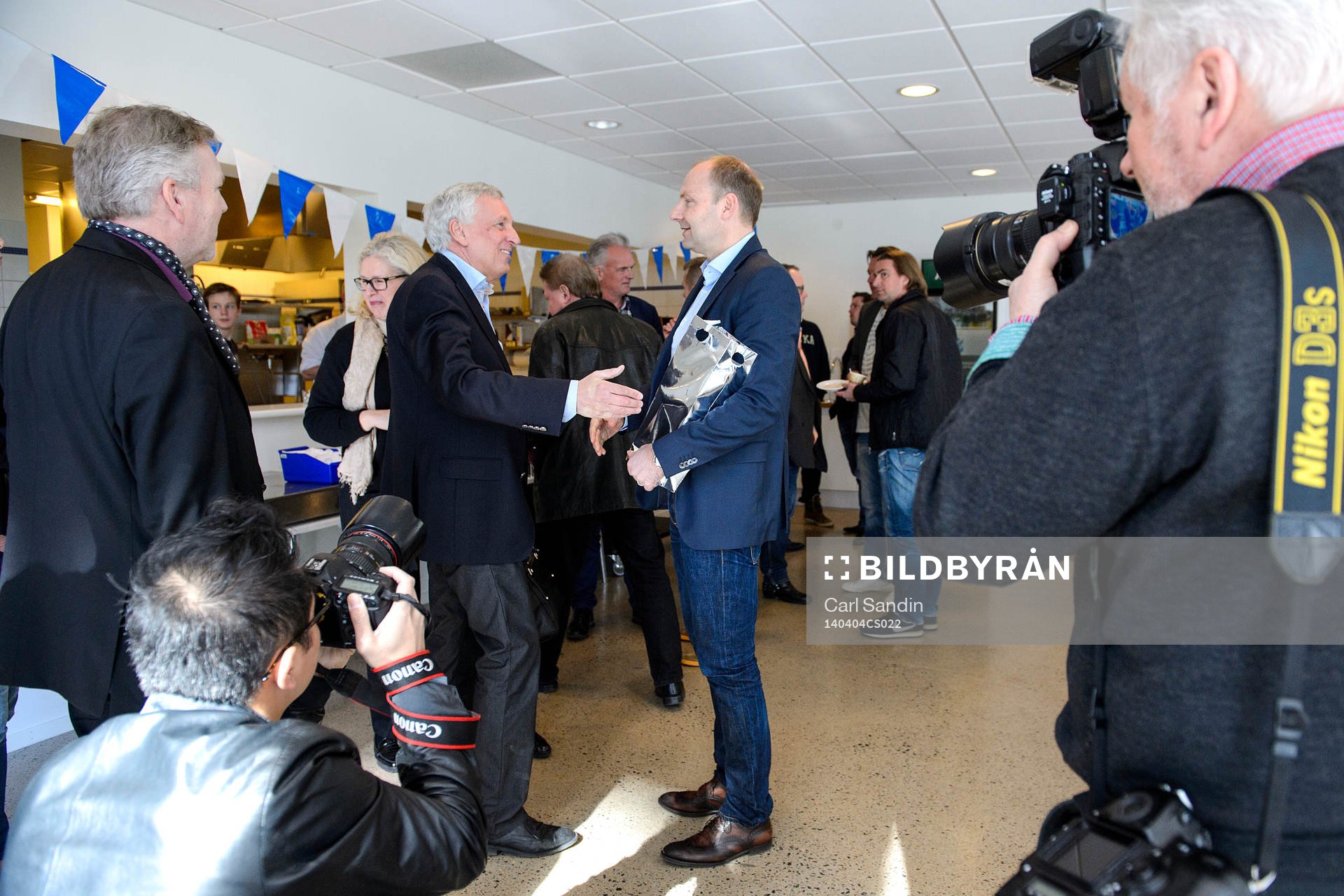 Stig Andersson, SEB, och Håkan Mild blir fotograferade