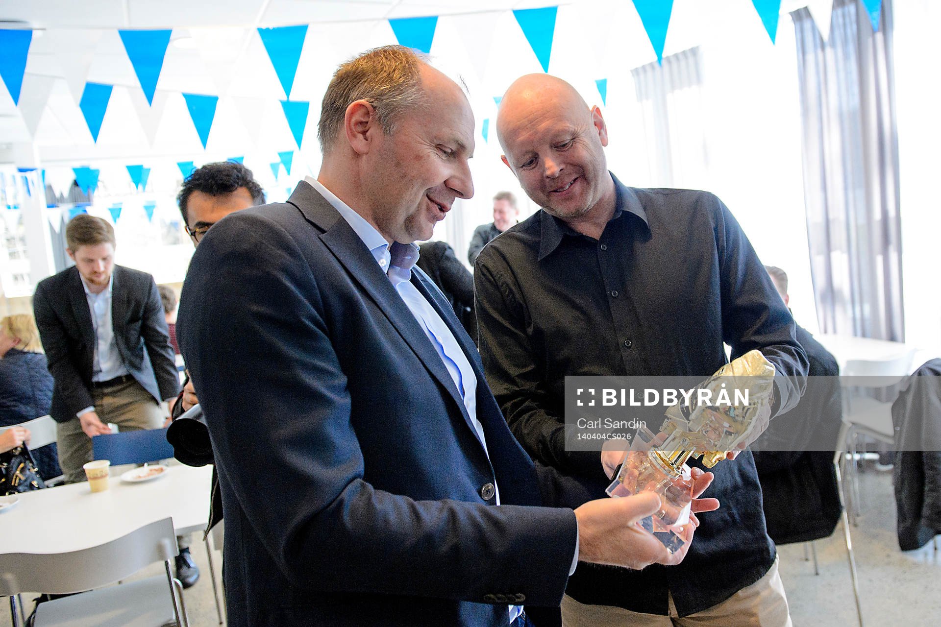 Håkan Mild får en guldsko av Anders Goding,