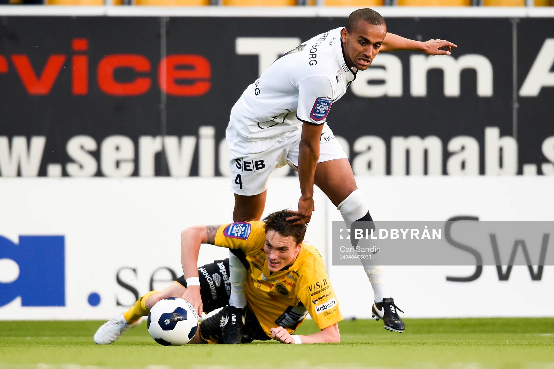 Häckens Walid Atta hoppar över Elfsborgs Lasse Nilsson