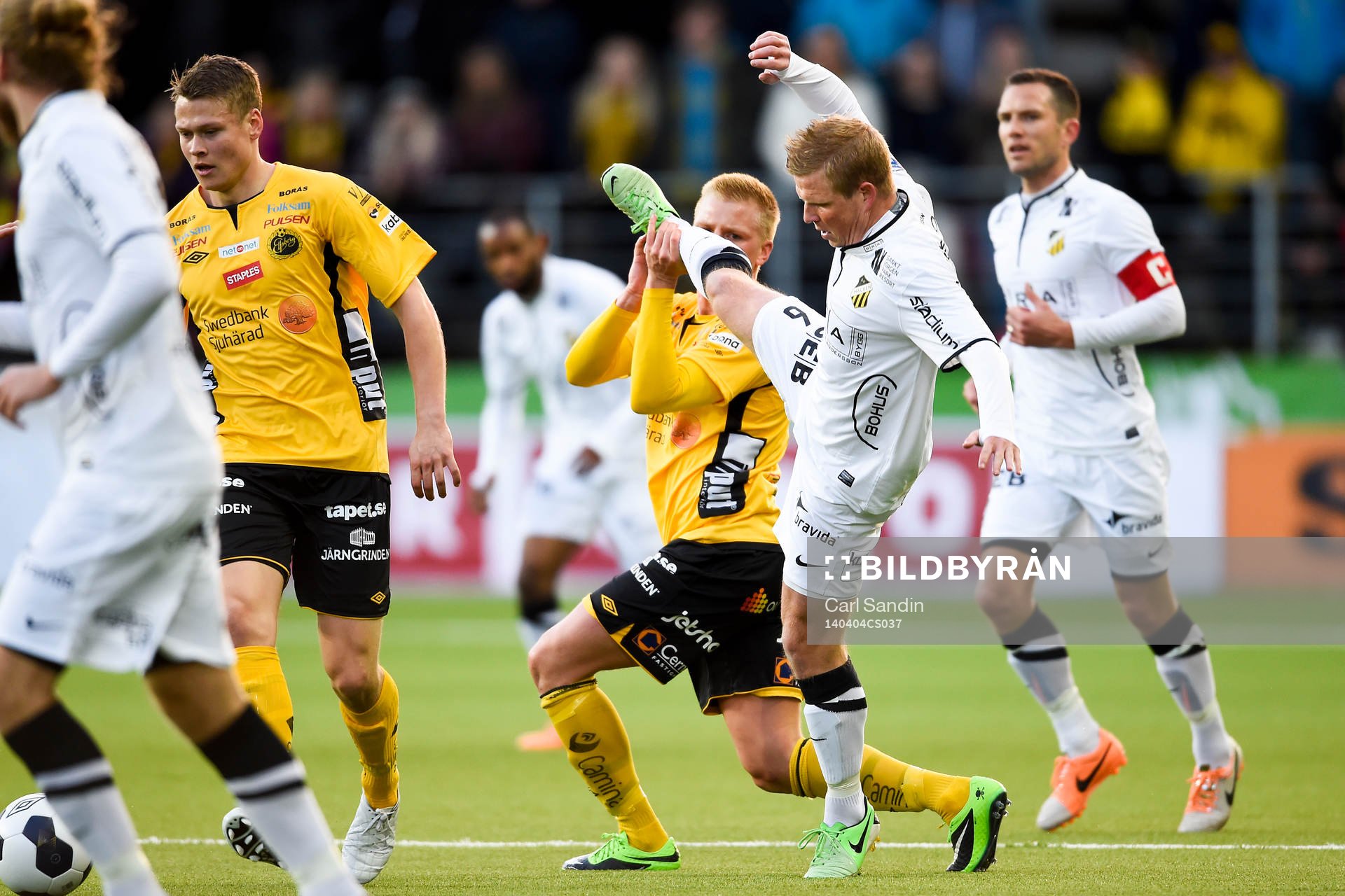 Elfsborgs Per Frick i närkamp med Häckens David Frölund under fotbollsmatchen i Allsvenskan mellan Elfsborg och Häcken den 4 april 2014 i Borås.