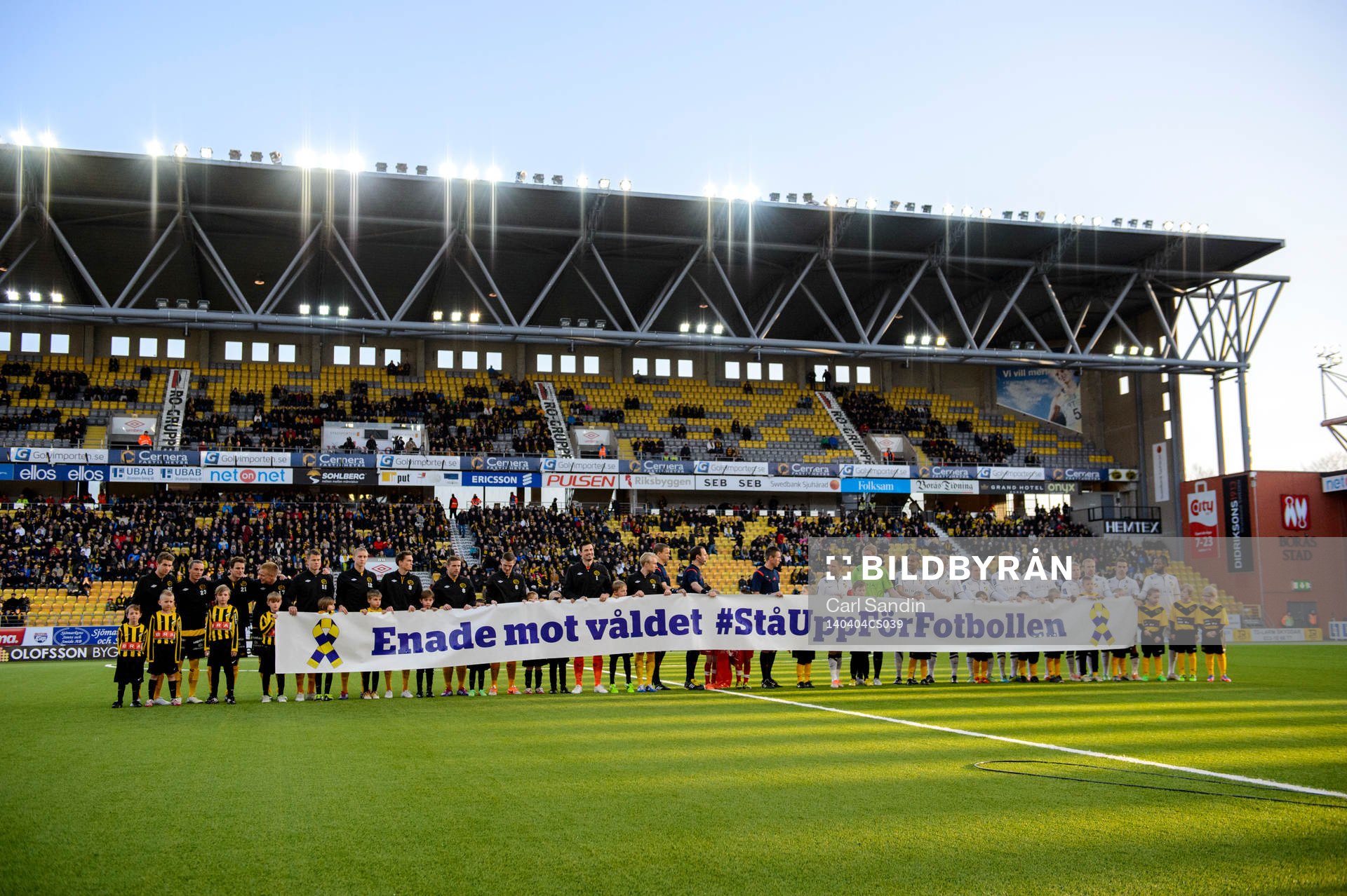 Spelarna håller upp en banderoll med texten Enade mot