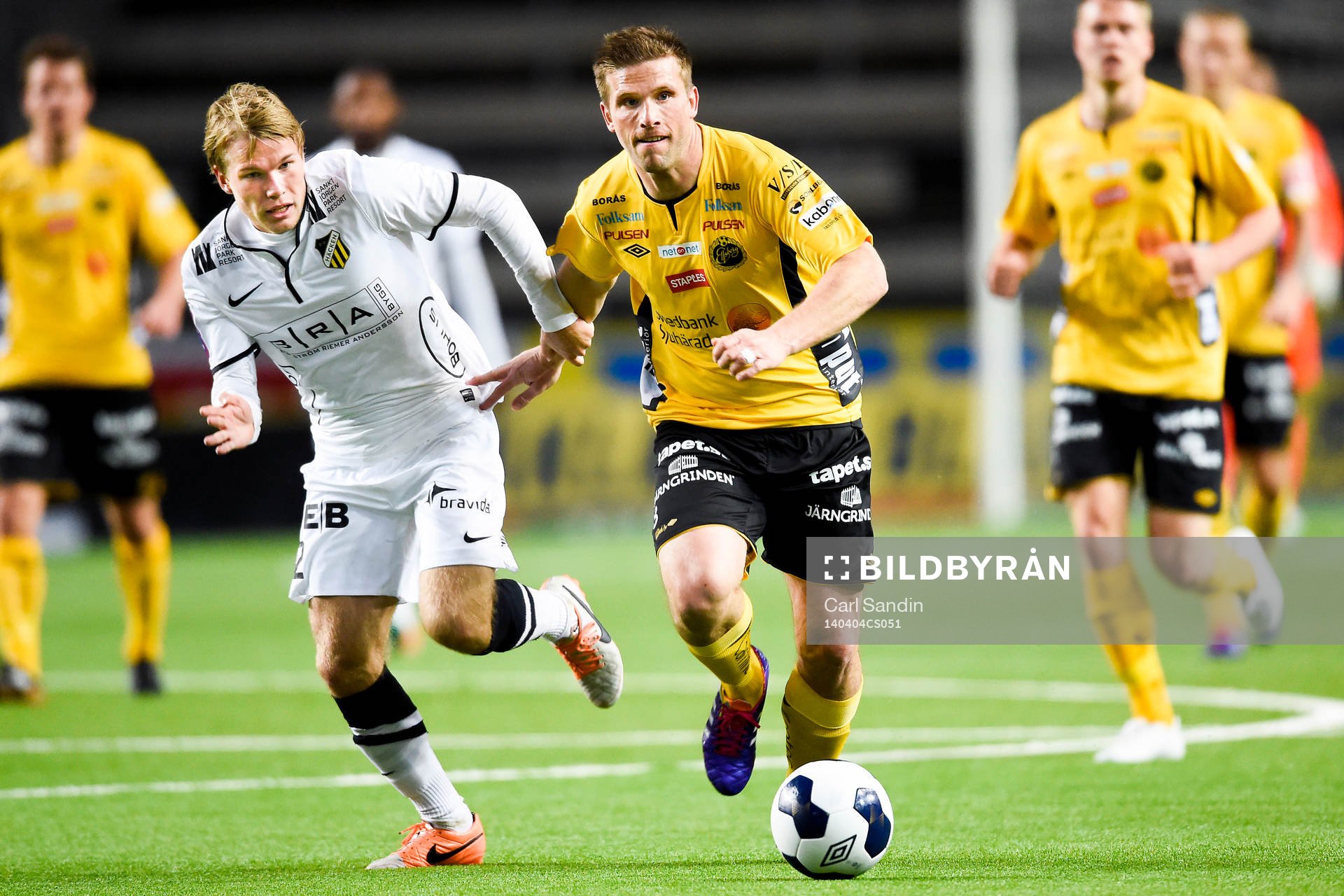Häckens Oscar Lewicki jagar Elfsborgs Anders Svensson som