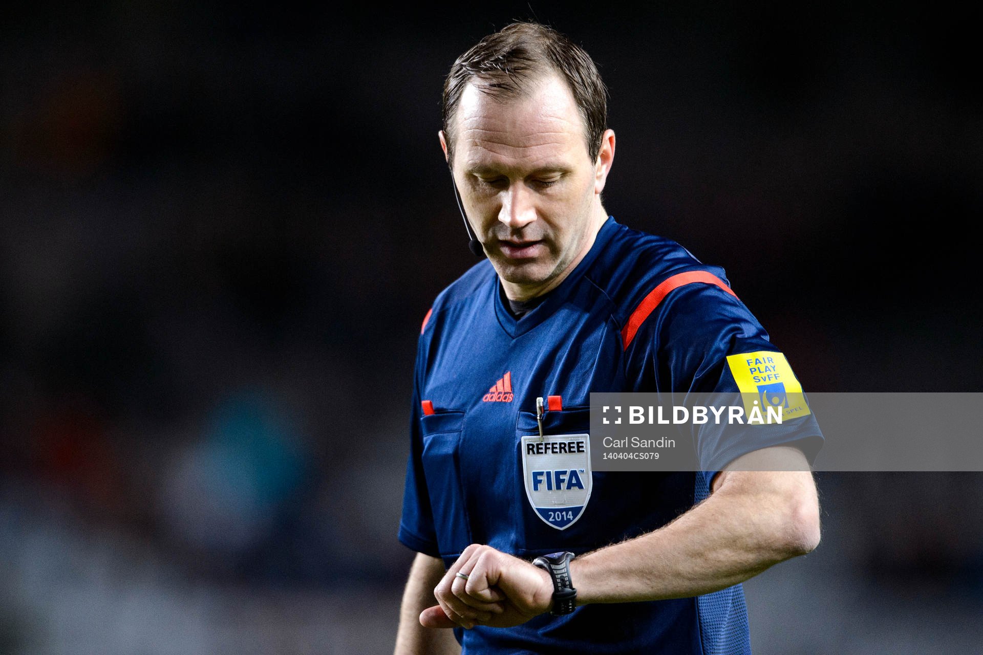 Domare Jonas Eriksson tittar på klockan
