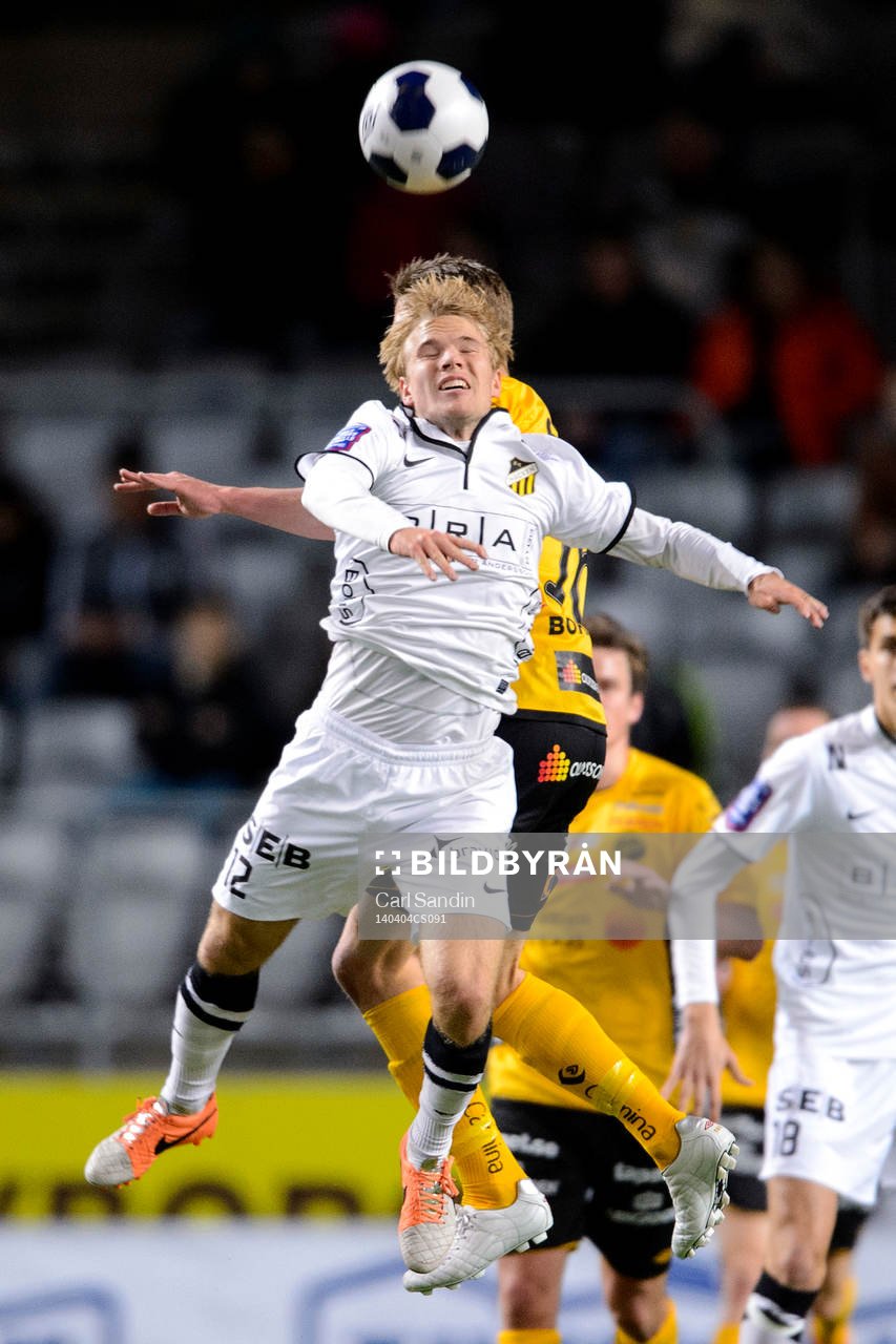 Häckens Oscar Lewicki i nickduell under fotbollsmatchen i Allsvenskan mellan Elfsborg och Häcken den 4 april 2014 i Göteborg.