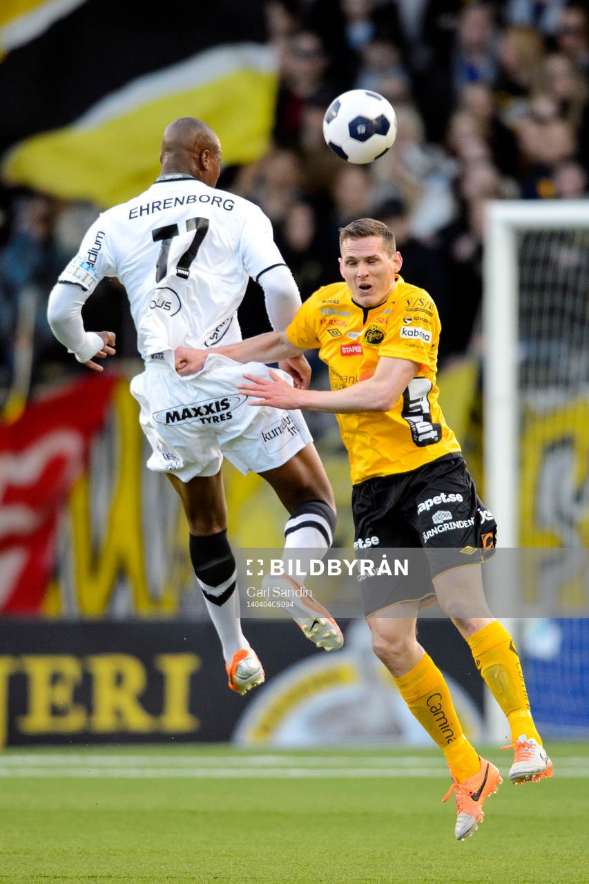 Elfsborgs Jon Jönsson i nickduell med Häckens Carlos