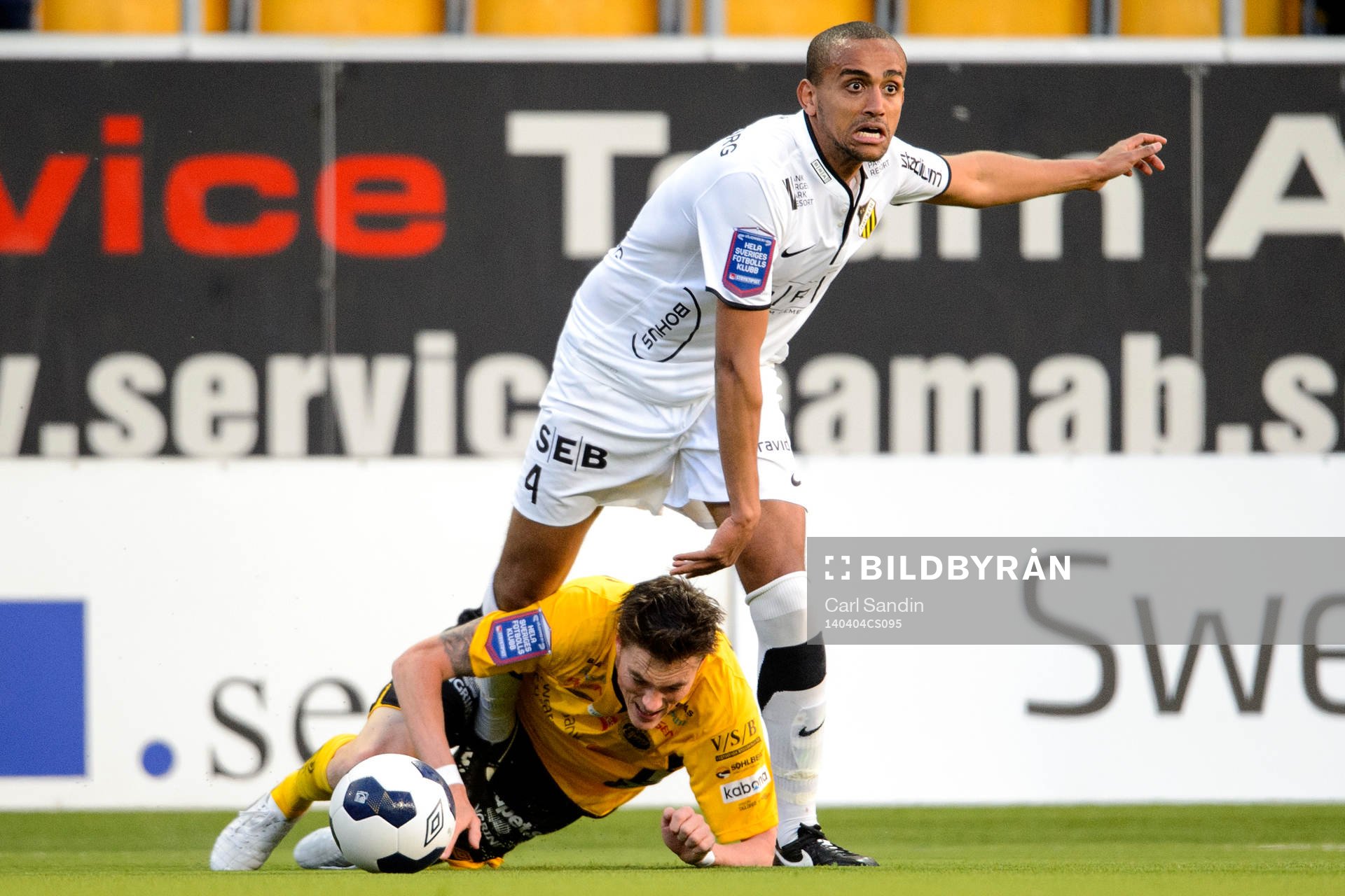 Elfsborgs Lasse Nilsson faller i en närkamp med Häckens Walid Atta under fotbollsmatchen i Allsvenskan mellan Elfsborg och Häcken den 4 april 2014 i Göteborg.