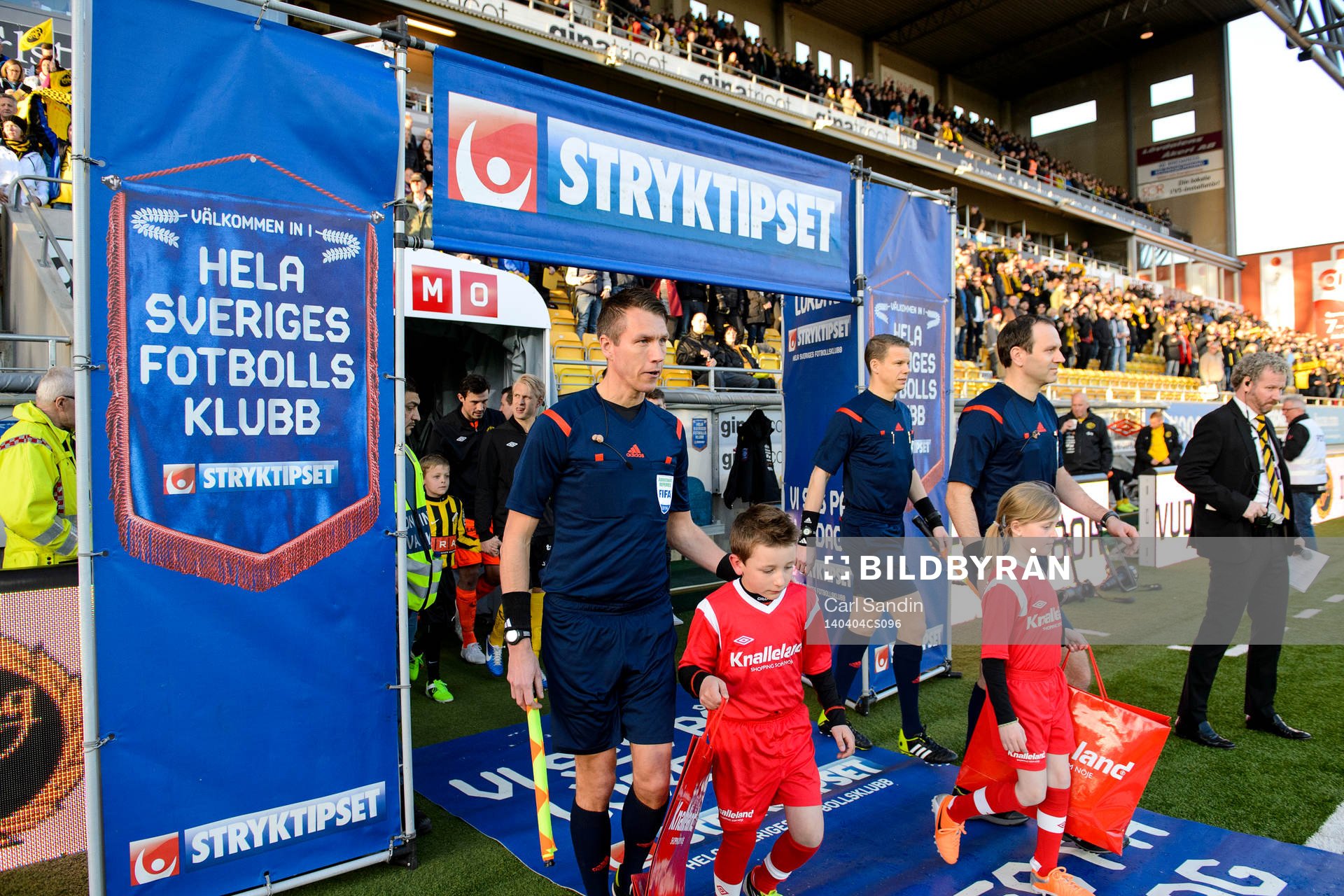 Lagen går in på arenan innan fotbollsmatchen i Allsvenskan mellan Elfsborg och Häcken den 4 april 2014 i Göteborg.