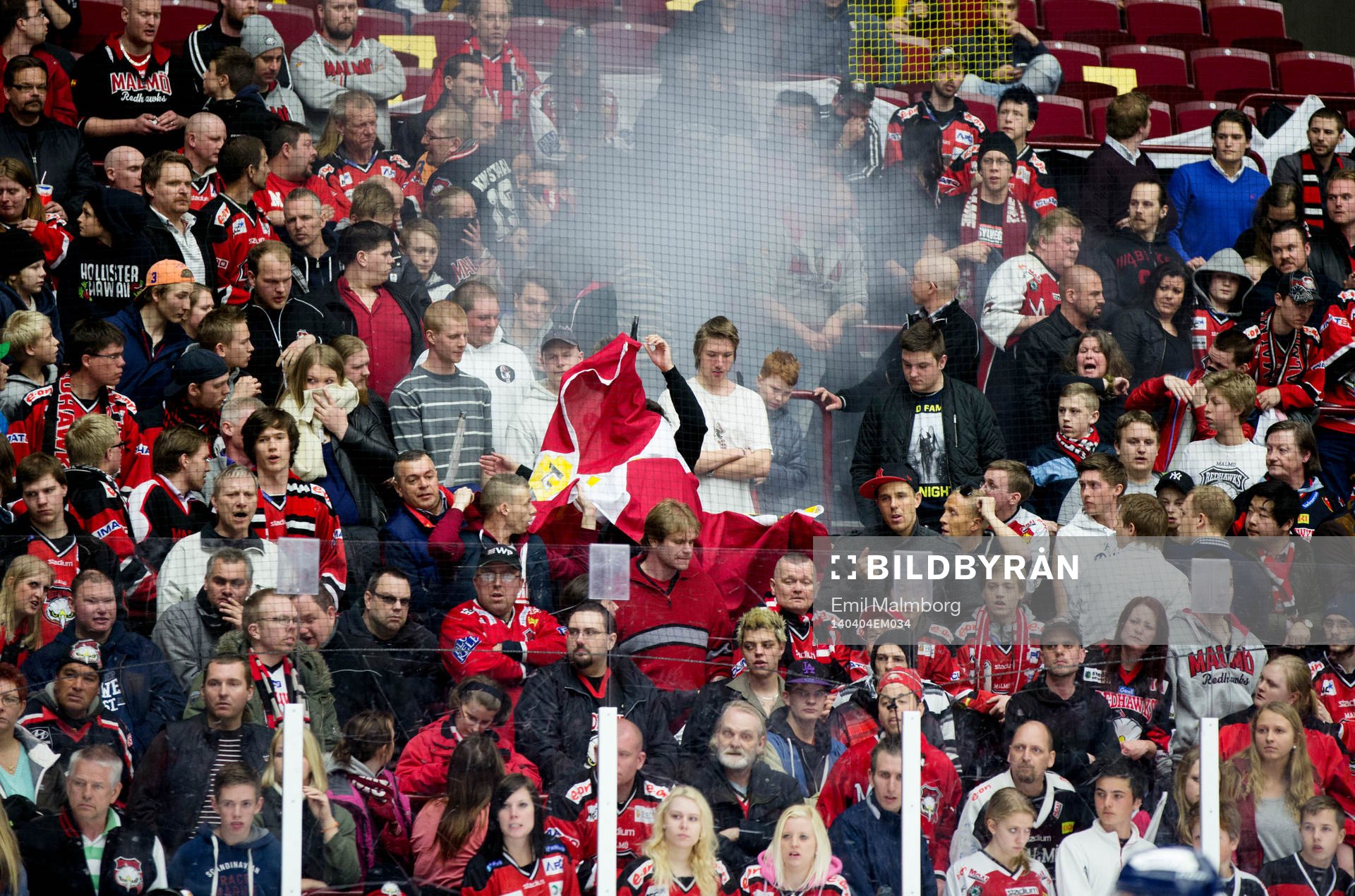 Något brann på läktaren