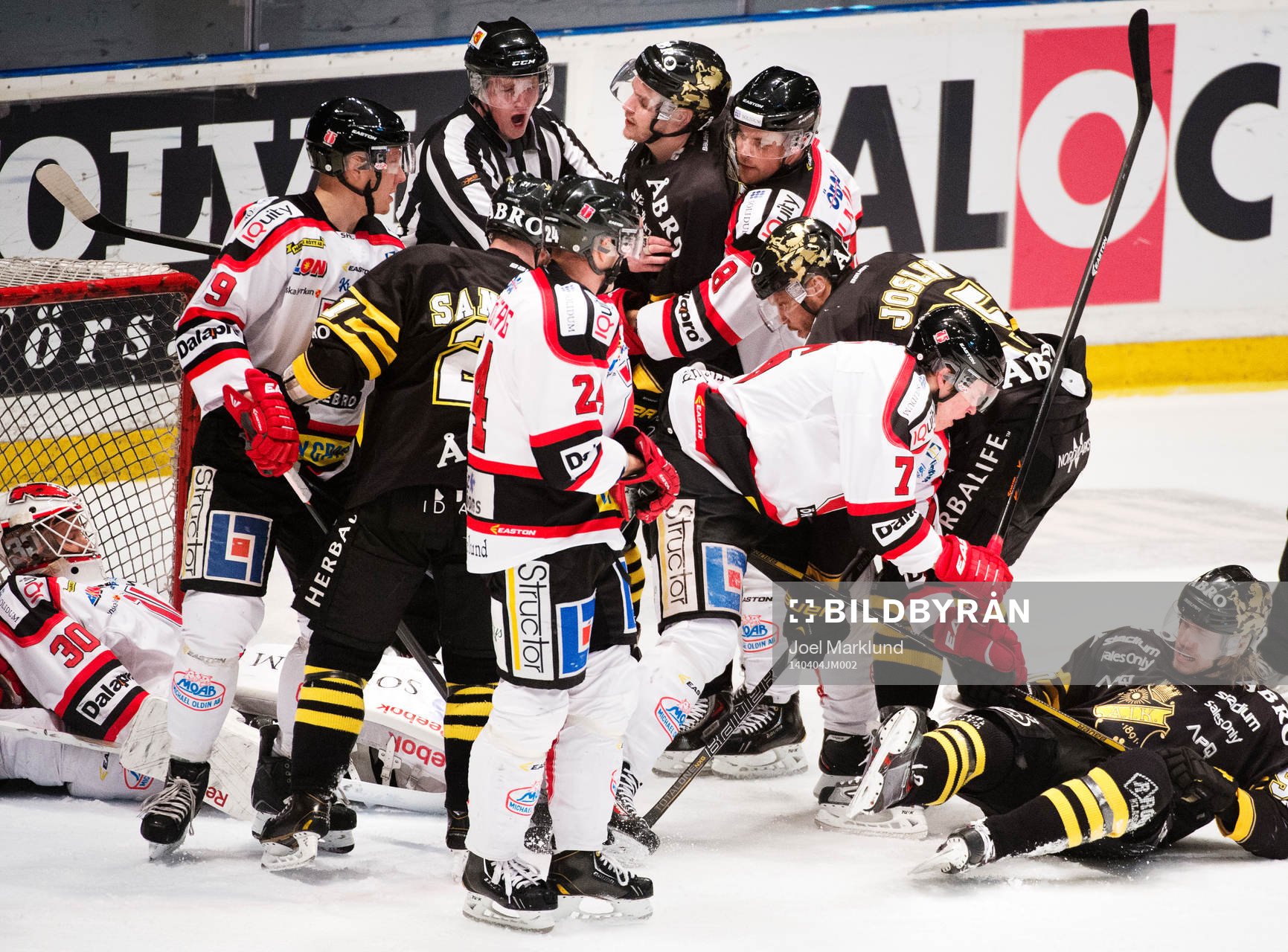 Spelare i lagen bråkar med varandra