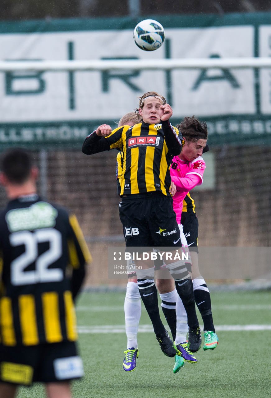 Häckens Gustav Berggren högst upp i en luftduell i fotbollsmatchen mellan BK Häcken och Landskrona BoIS i U19 Allsvenskan Södra den 05 januari 2014 i Göteborg .