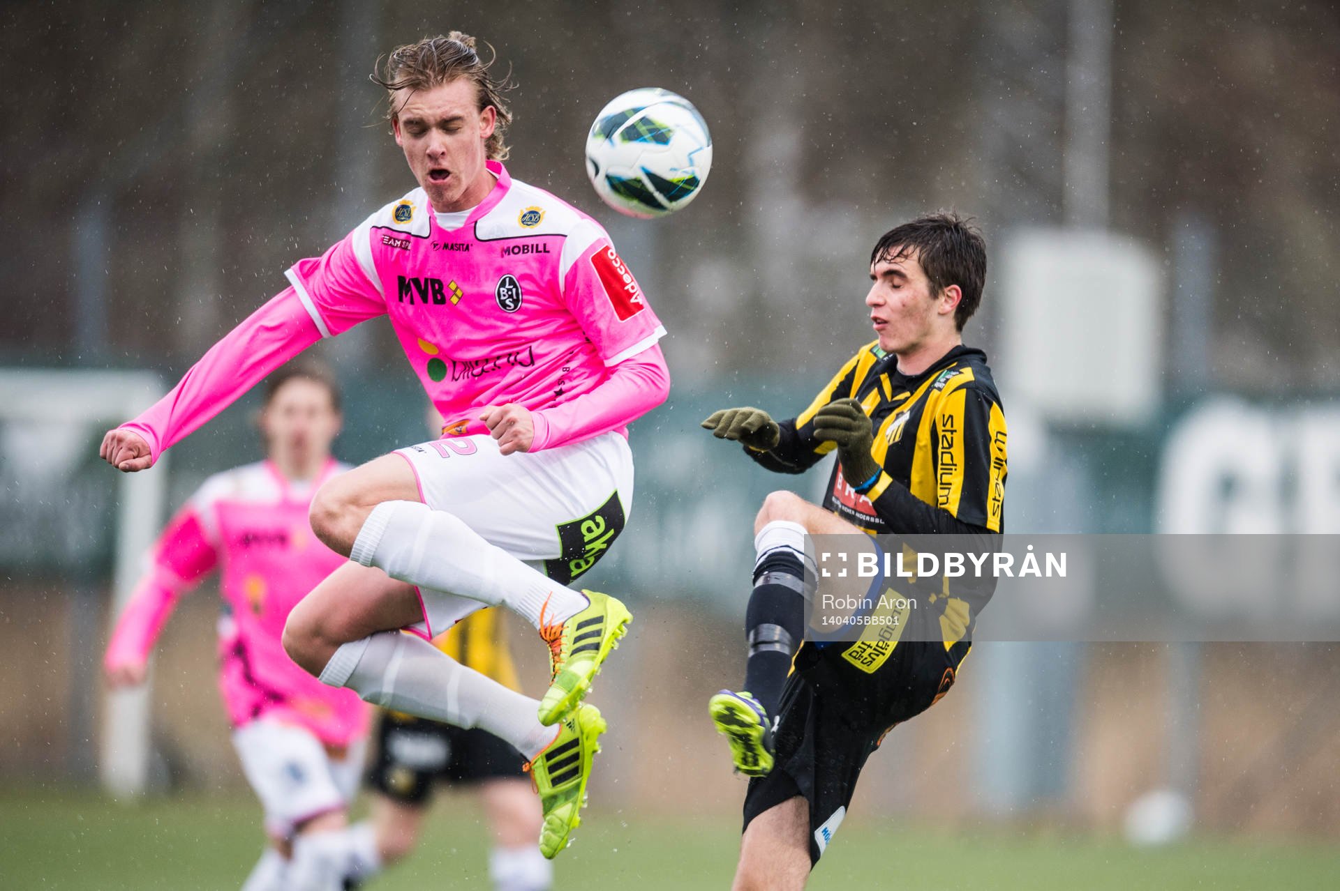 Landskronas Oscar Holmén och Häckens Egzon Binak i luftduell i fotbollsmatchen mellan BK Häcken och Landskrona BoIS i U19 Allsvenskan Södra den 05 januari 2014 i Göteborg .