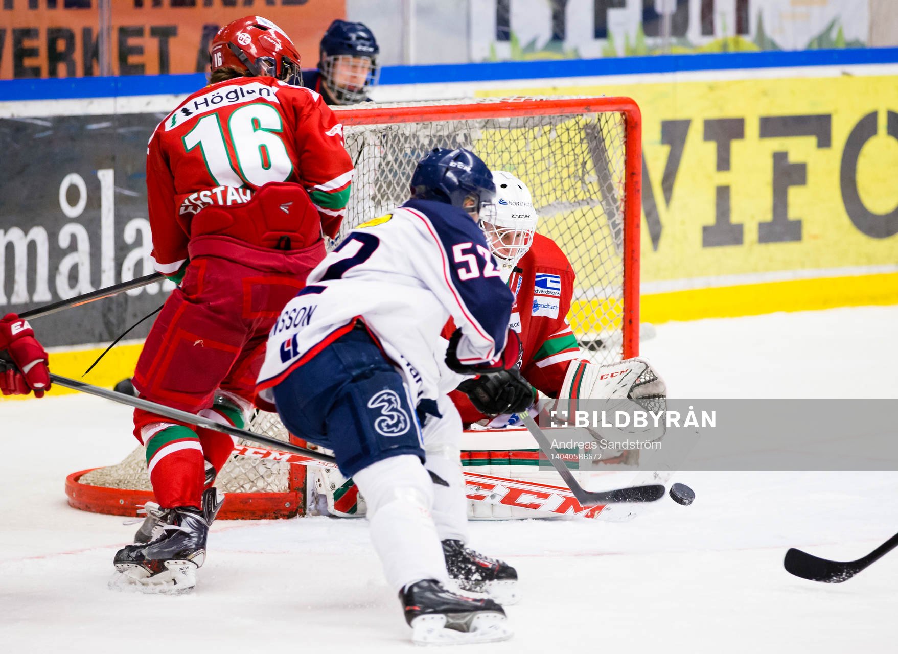Linköpings Tobias Göransson gör 0-1 bakom Modos målvakt