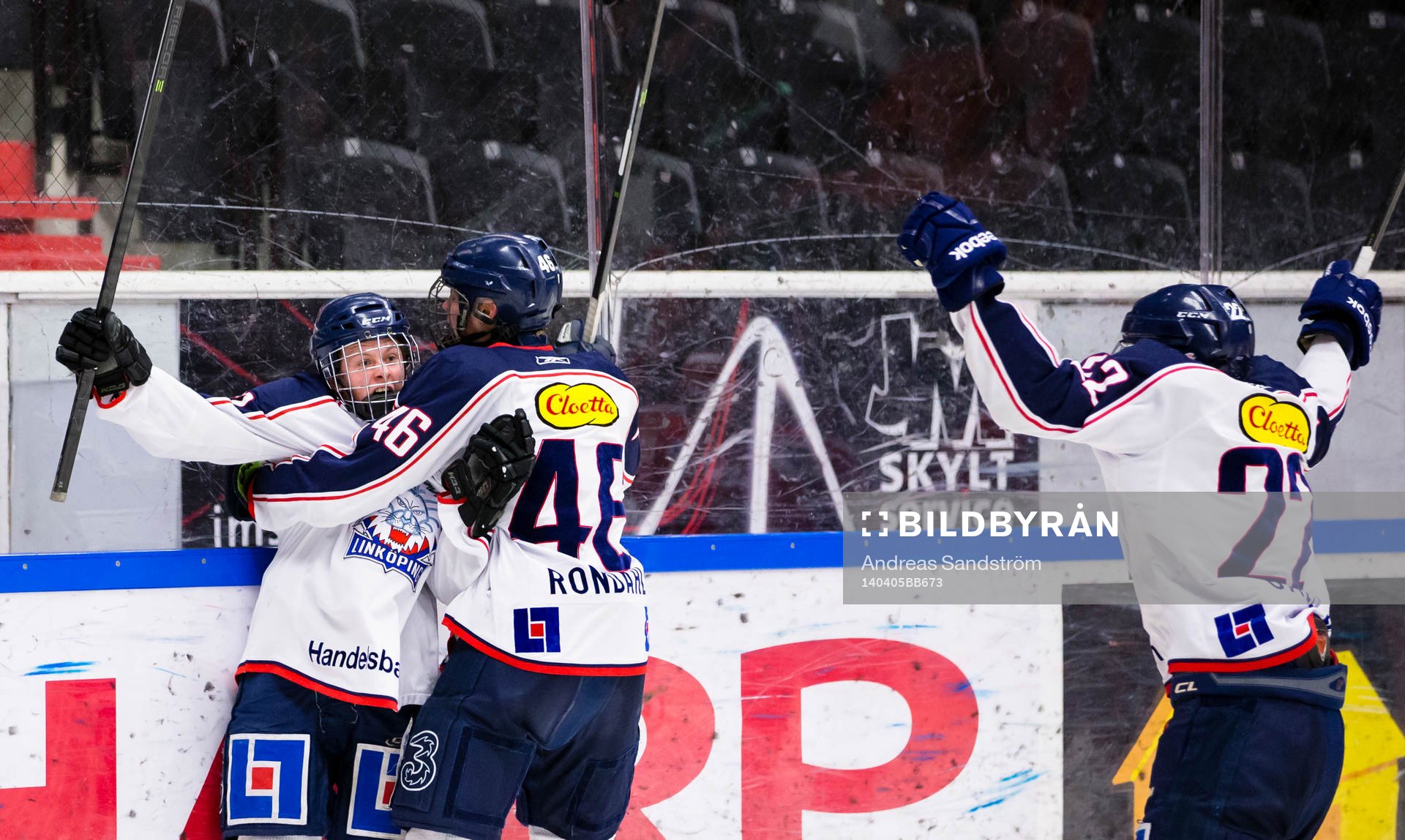 Linköpings Tobias Göransson (v) omfamnas av Philip Rondahl