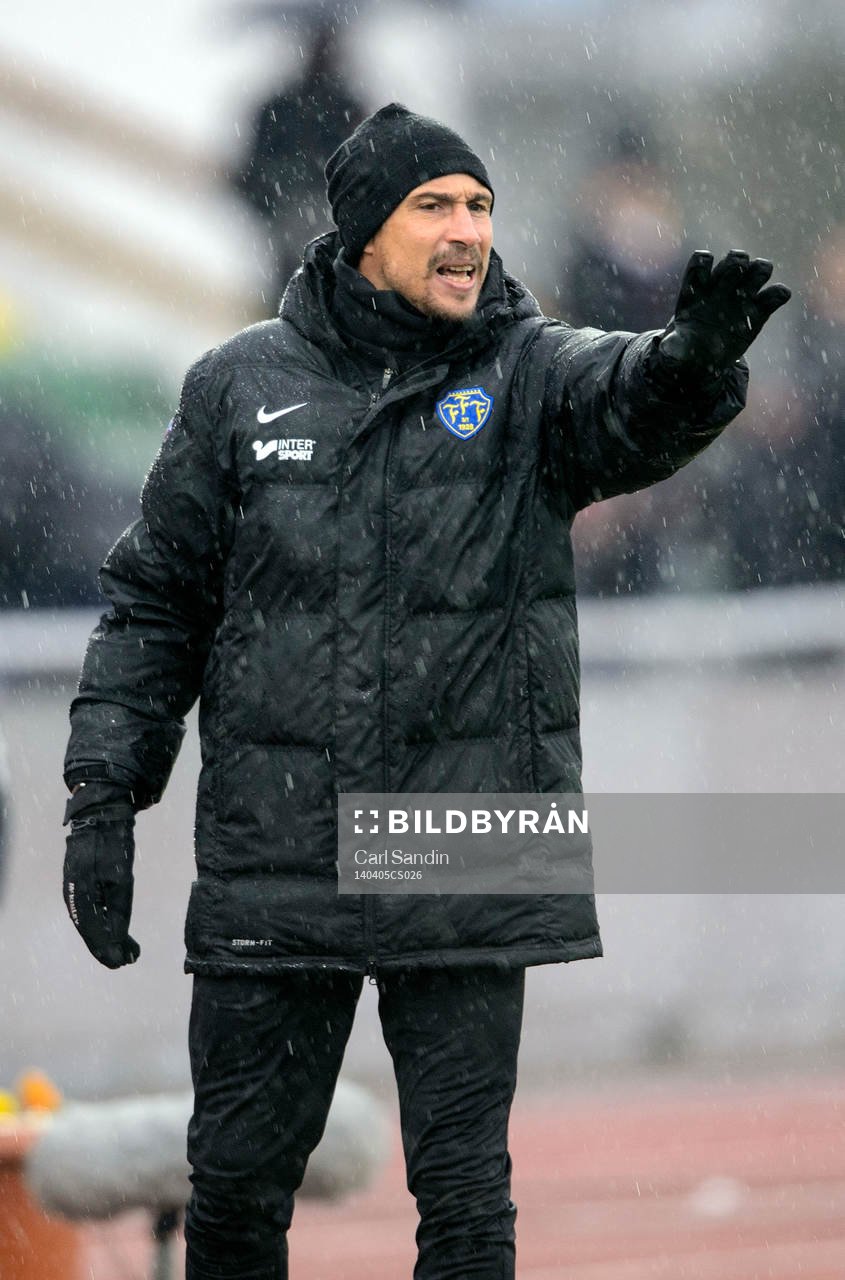 Falkenbergs tränare Henrik Larsson