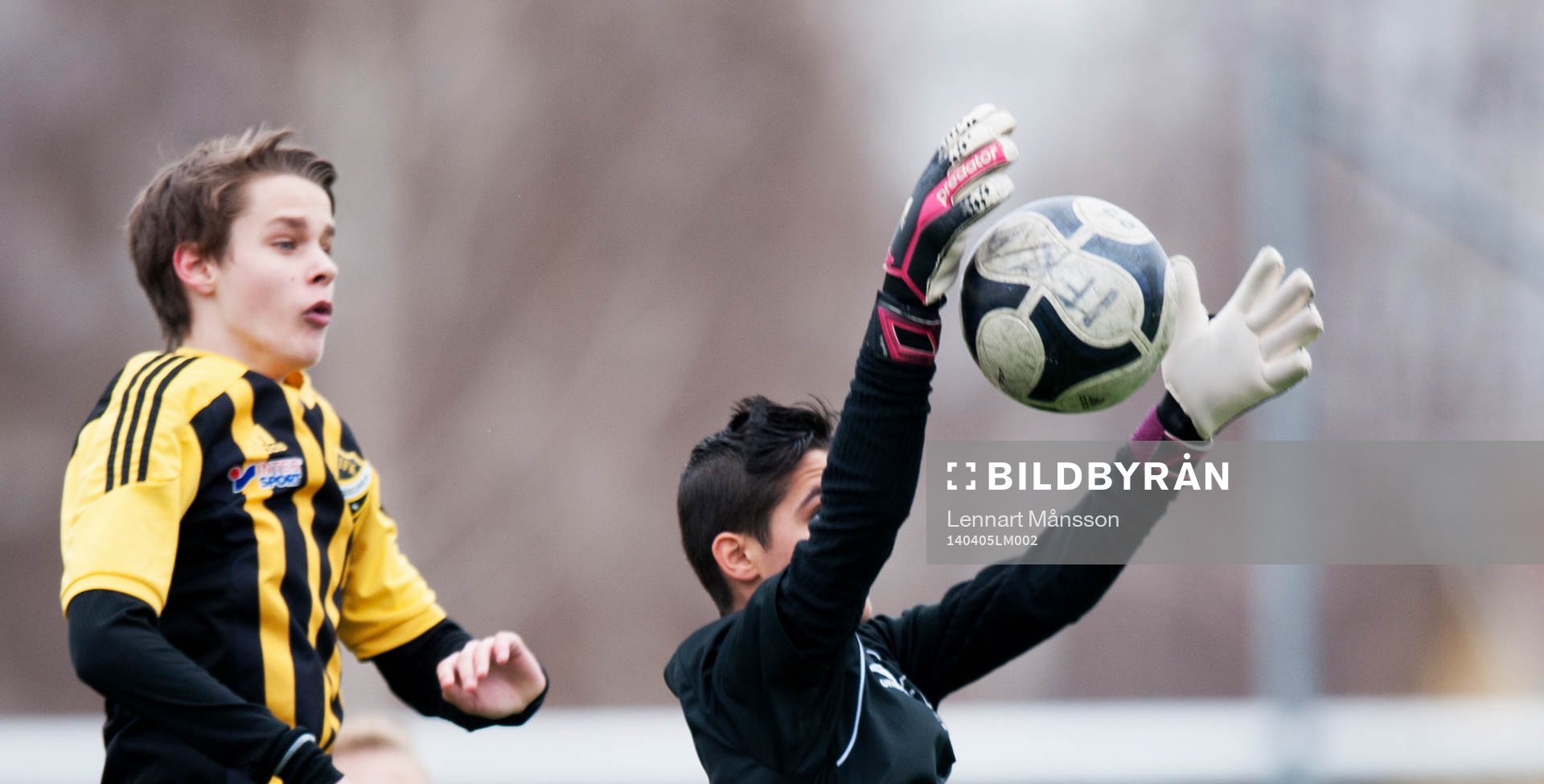 Hässleholms IF målvakt greppar bollen i DM-matchen för