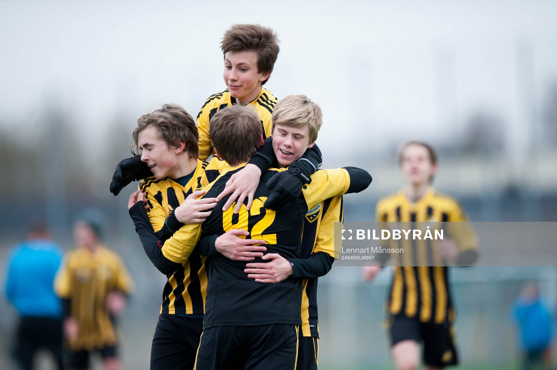  IFK Hässleholms Amel Crnalic har gjort 2-1 och grattas i DM-matchen för pojkar födda 2000 mellan IFK Hässleholm och Hässleholms IF i Hässleholm 5 april 2014.