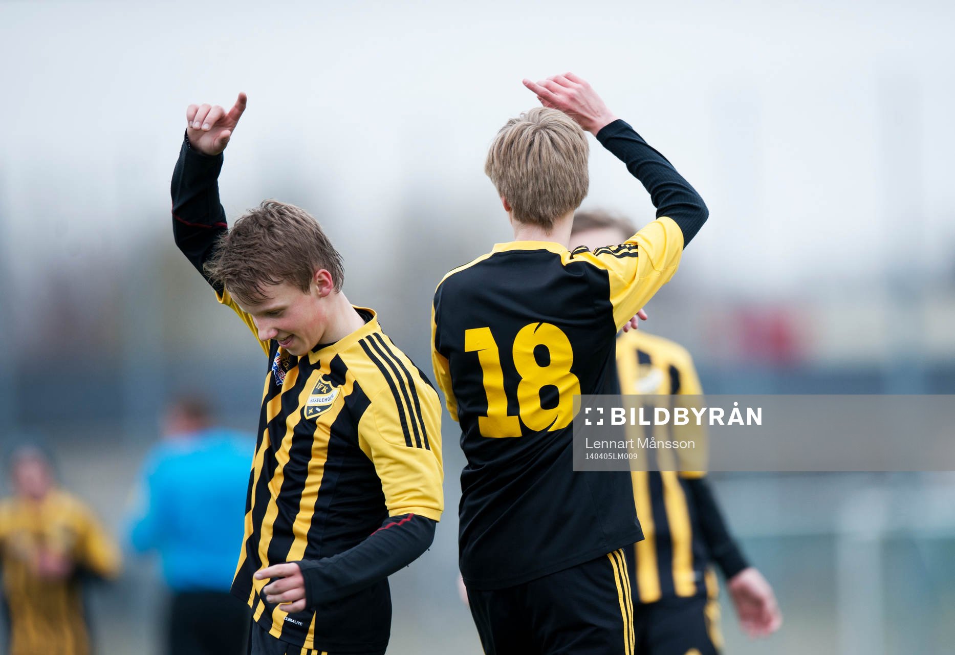 IFK Hässleholms Amel Crnalic har gjort 2-1 och grattas i
