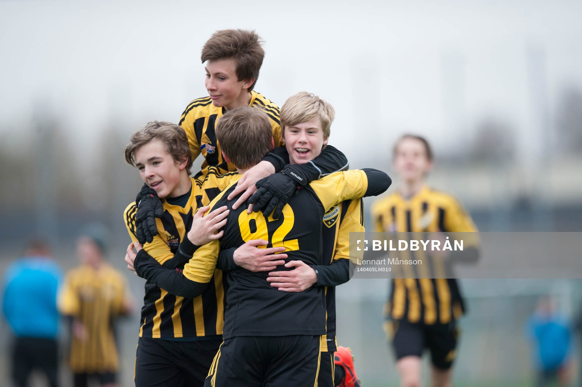 IFK Hässleholms Amel Crnalic har gjort 2-1 och grattas i