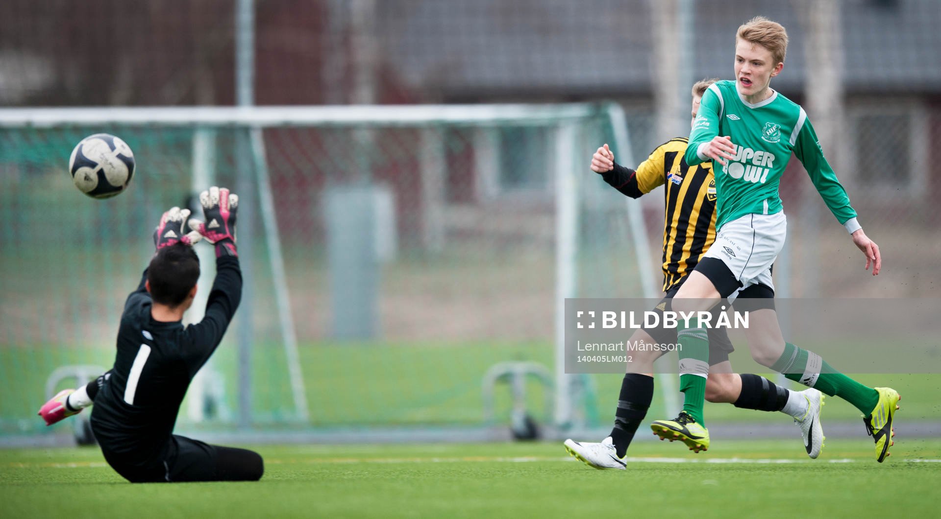IFK Hässleholms Amel Crnalic gör 3-1 och i DM-matchen för pojkar födda 2000 mellan IFK Hässleholm och Hässleholms IF i Hässleholm 5 april 2014.