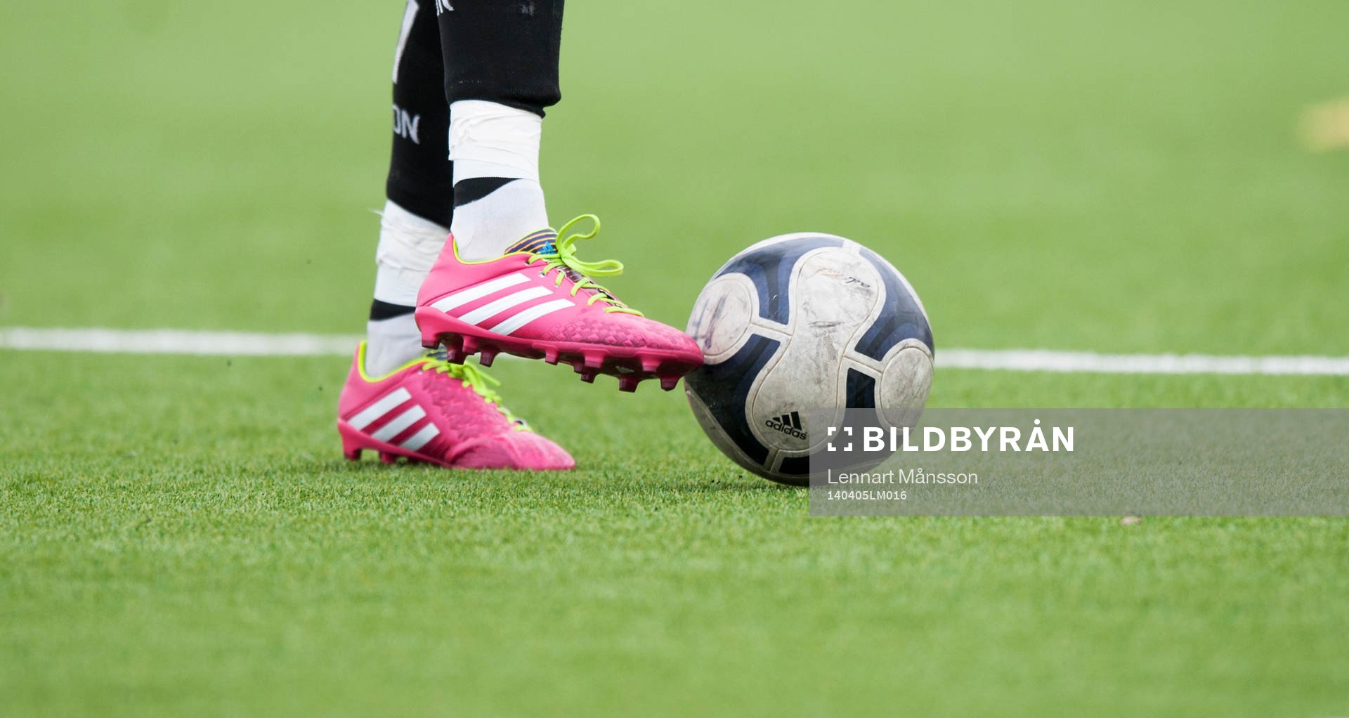 Fotboll och fotbollsskor Adidas på konstgräs i DM-matchen