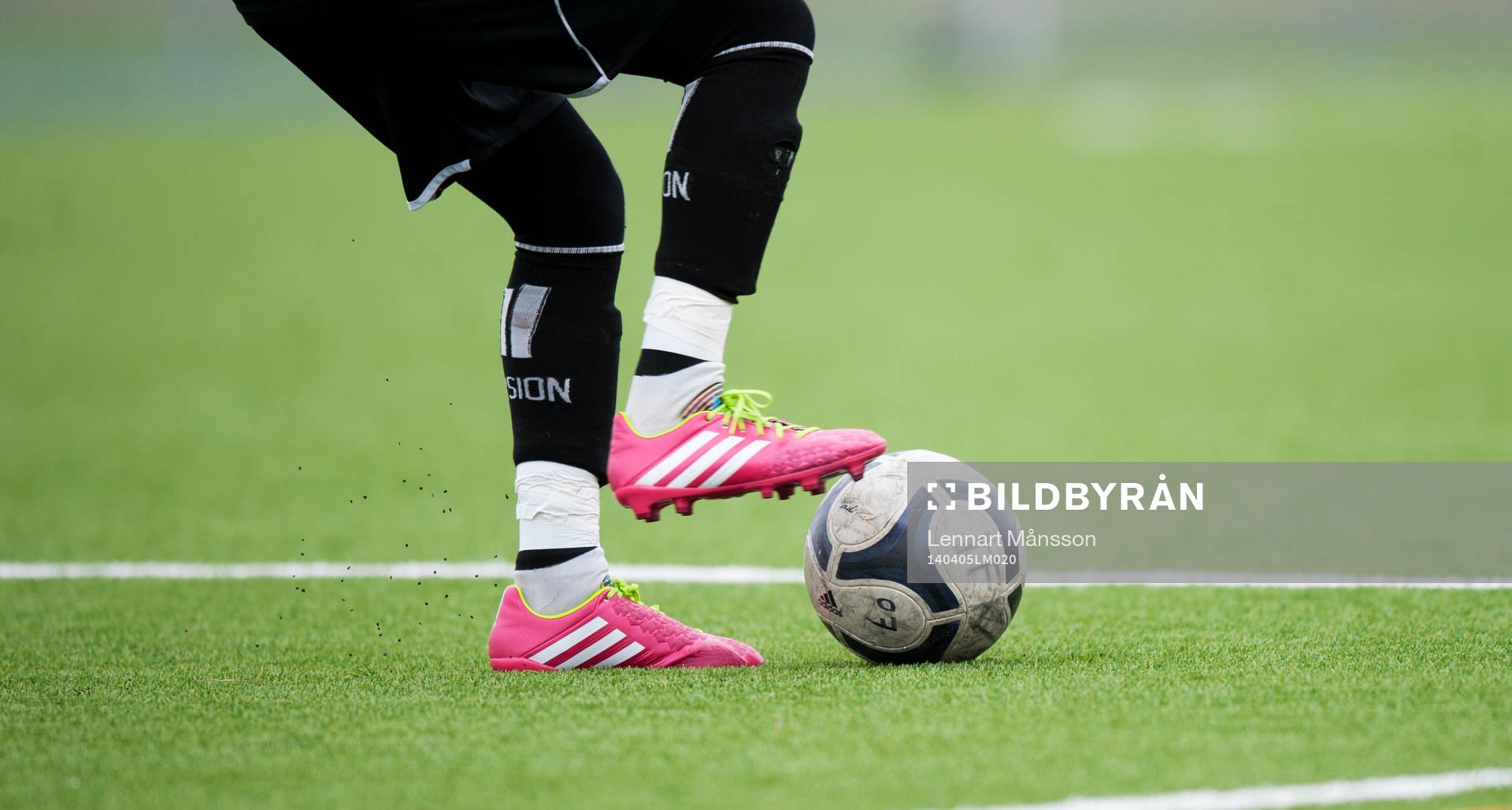 Fotboll och fotbollsskor Adidas på konstgräs  i