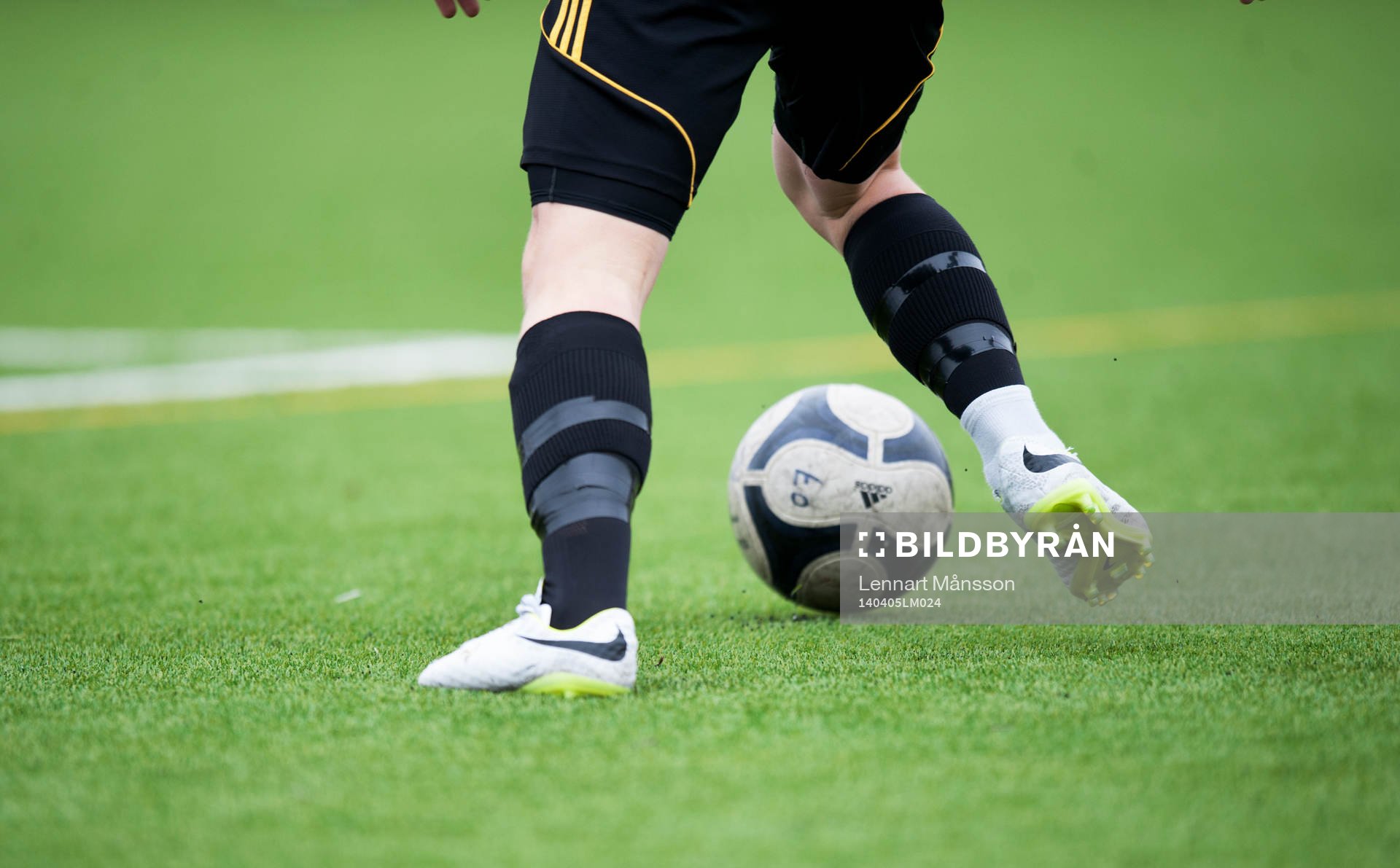 Fotboll och fotbollsskor Nike på konstgräs i DM-matchen