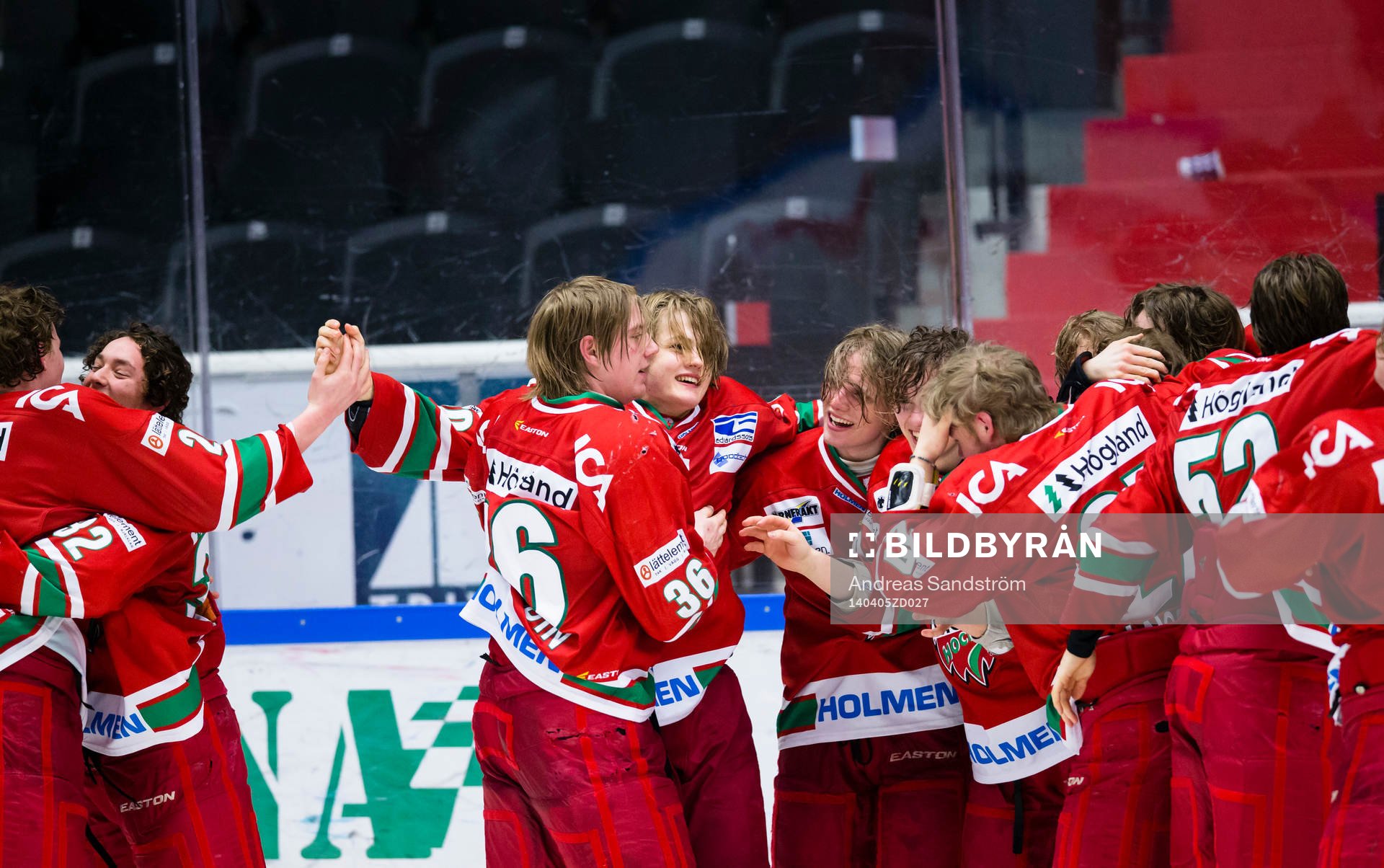 Modos William Nylander Altelius omfamnas eftdr att ha