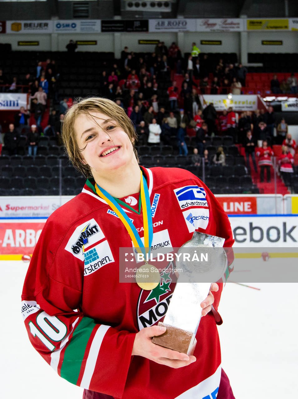 Modos William Nylander Altelius ser glad ut med JSM-Pokalen