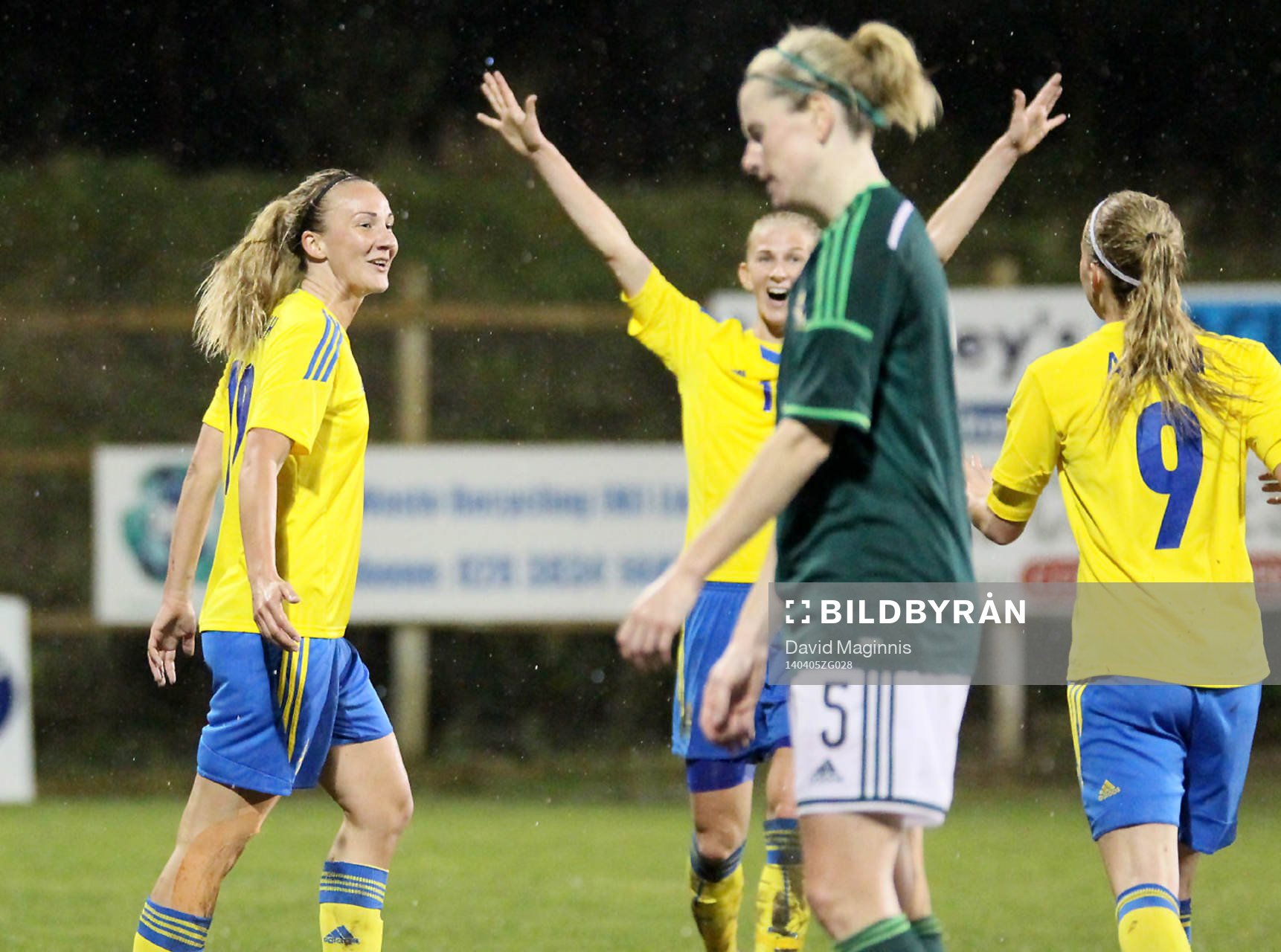 Fotboll, Dam, VM-Kval, Nordirland - Sverige: Sweden's Emma Lundh celebrates her goal during this evenings game at Shamrock Park in Portadown.